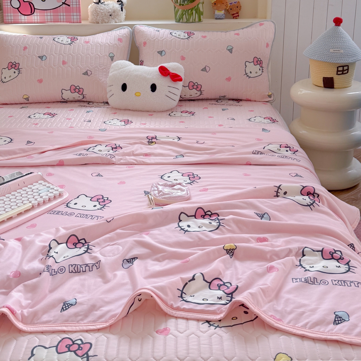 91家纺网 家纺一手货源 找家纺 桃子家居 2026新款A类三丽鸥高品质可组合凉感丝乳胶席牛奶丝针织棉软糯夏被四件套 三丽鸥夏凉-粉粉甜筒KT