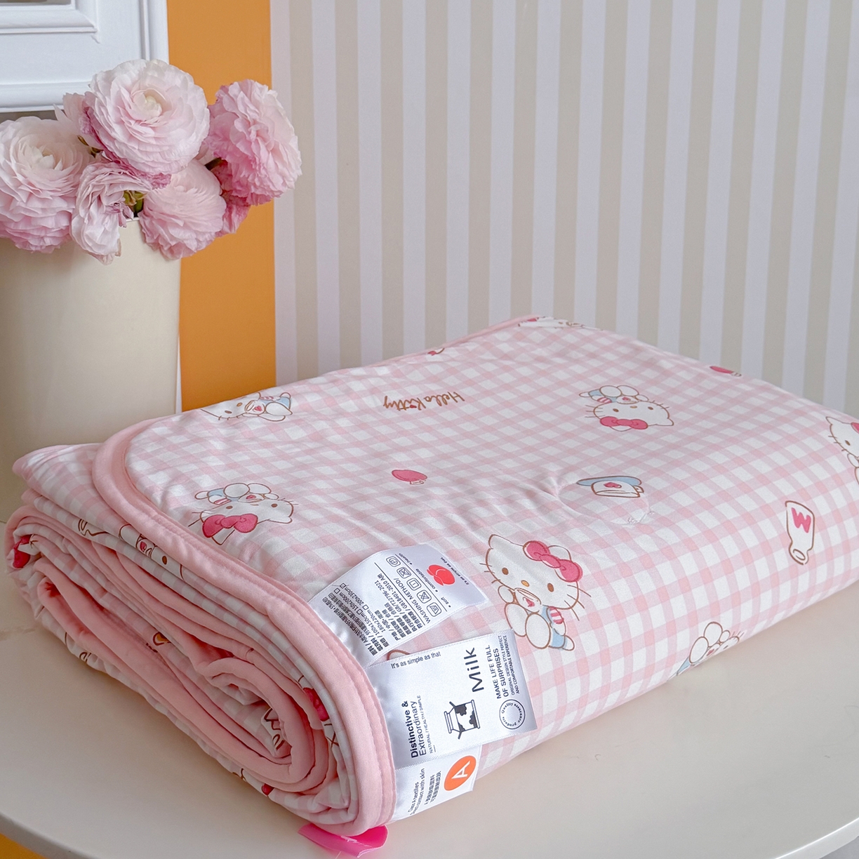 91家纺网 家纺一手货源 找家纺 桃子家居 2026新款A类三丽鸥高品质可组合凉感丝乳胶席牛奶丝针织棉软糯夏被四件套 三丽鸥夏凉-粉格甜品KT