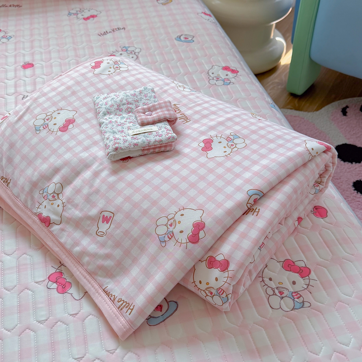 91家纺网 家纺一手货源 找家纺 桃子家居 2026新款A类三丽鸥高品质可组合凉感丝乳胶席牛奶丝针织棉软糯夏被四件套 三丽鸥夏凉-粉格甜品KT