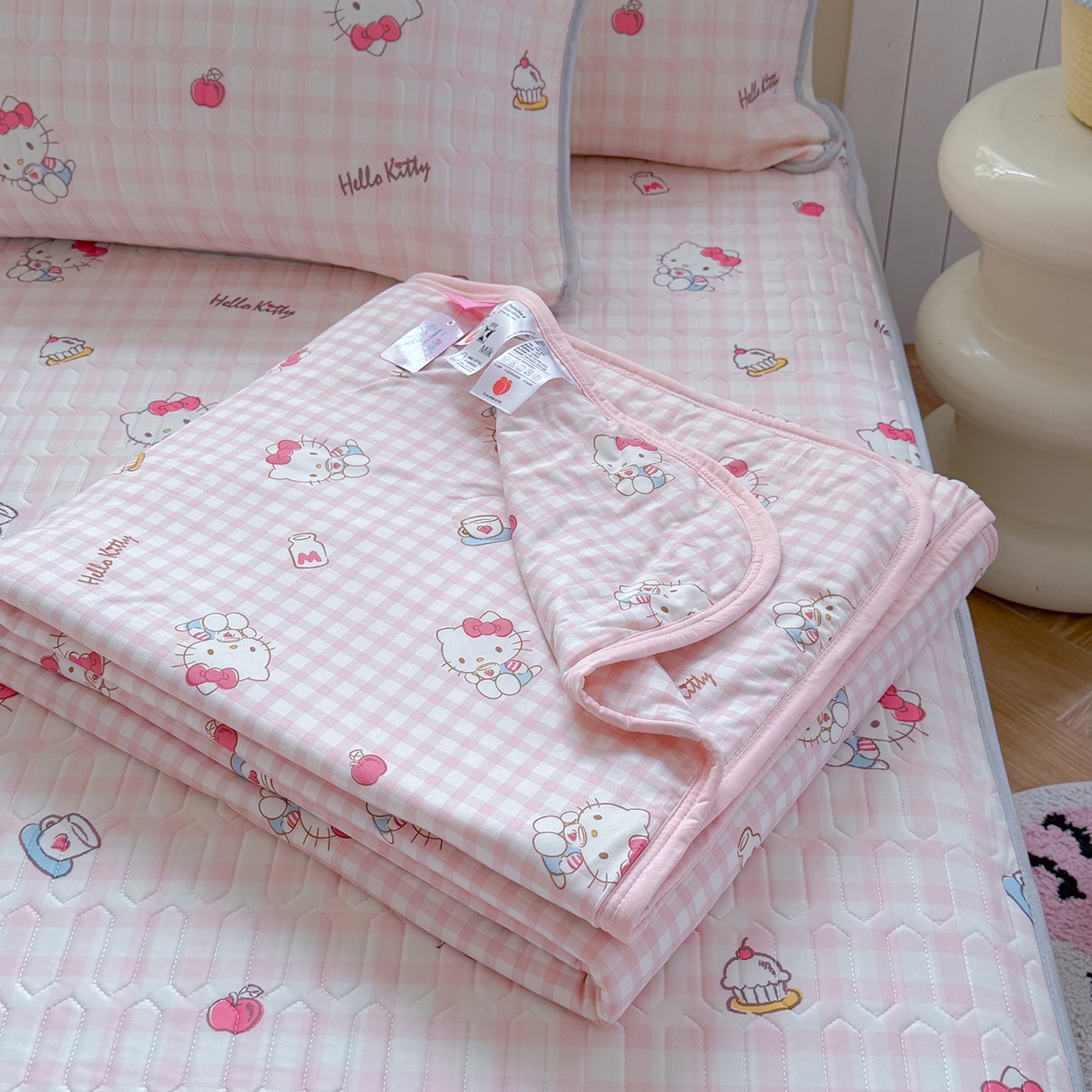 91家纺网 家纺一手货源 找家纺 桃子家居 2026新款A类三丽鸥高品质可组合凉感丝乳胶席牛奶丝针织棉软糯夏被四件套 三丽鸥夏凉-粉格甜品KT