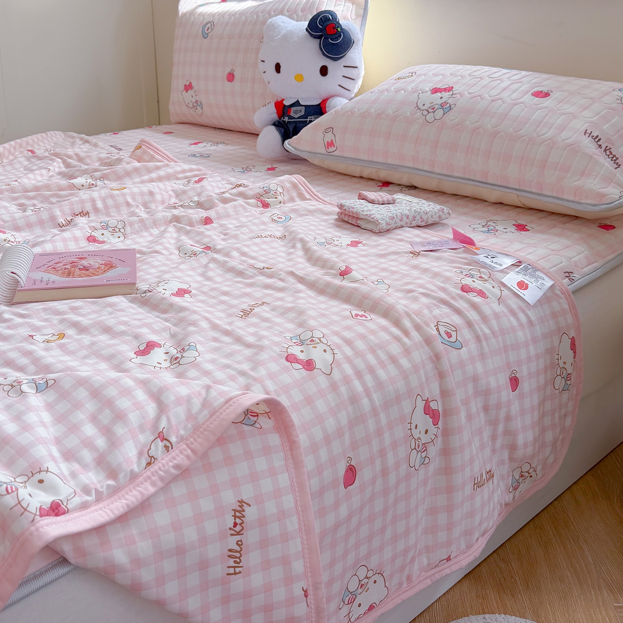 91家纺网 家纺一手货源 找家纺 桃子家居 2026新款A类三丽鸥高品质可组合凉感丝乳胶席牛奶丝针织棉软糯夏被四件套 三丽鸥夏凉-粉格甜品KT