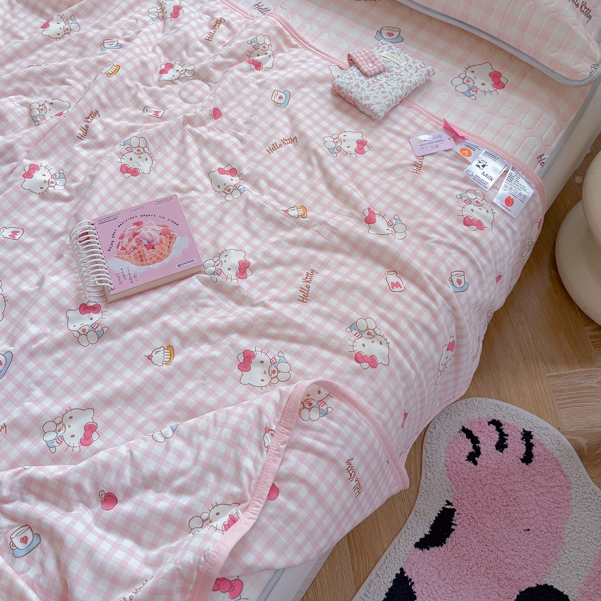 91家纺网 家纺一手货源 找家纺 桃子家居 2026新款A类三丽鸥高品质可组合凉感丝乳胶席牛奶丝针织棉软糯夏被四件套 三丽鸥夏凉-粉格甜品KT