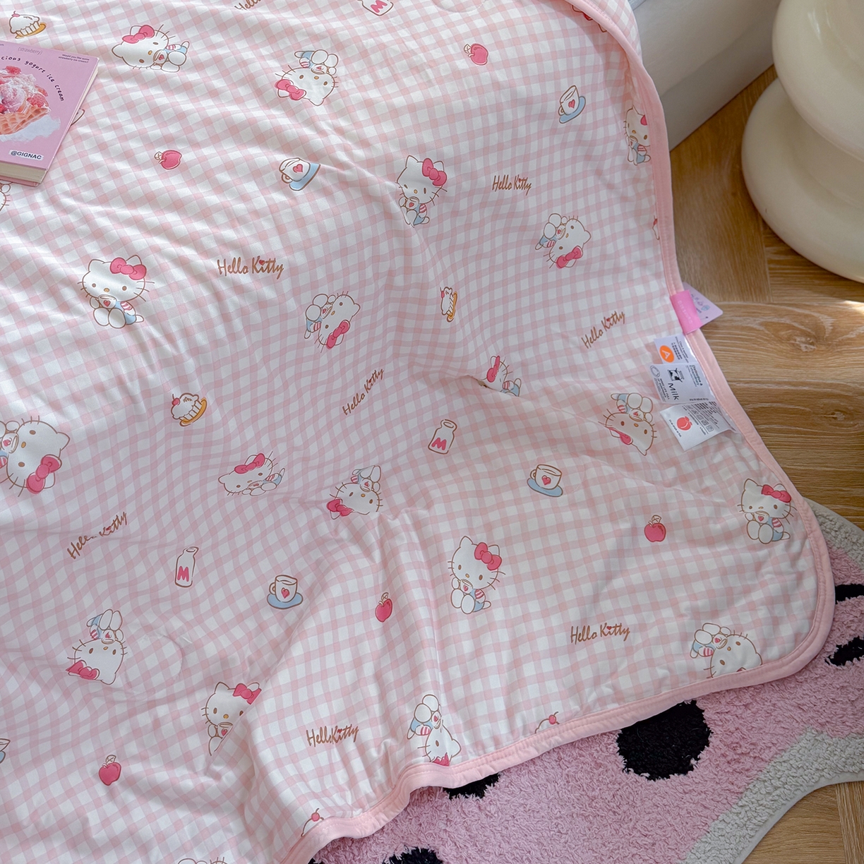 91家纺网 家纺一手货源 找家纺 桃子家居 2026新款A类三丽鸥高品质可组合凉感丝乳胶席牛奶丝针织棉软糯夏被四件套 三丽鸥夏凉-粉格甜品KT