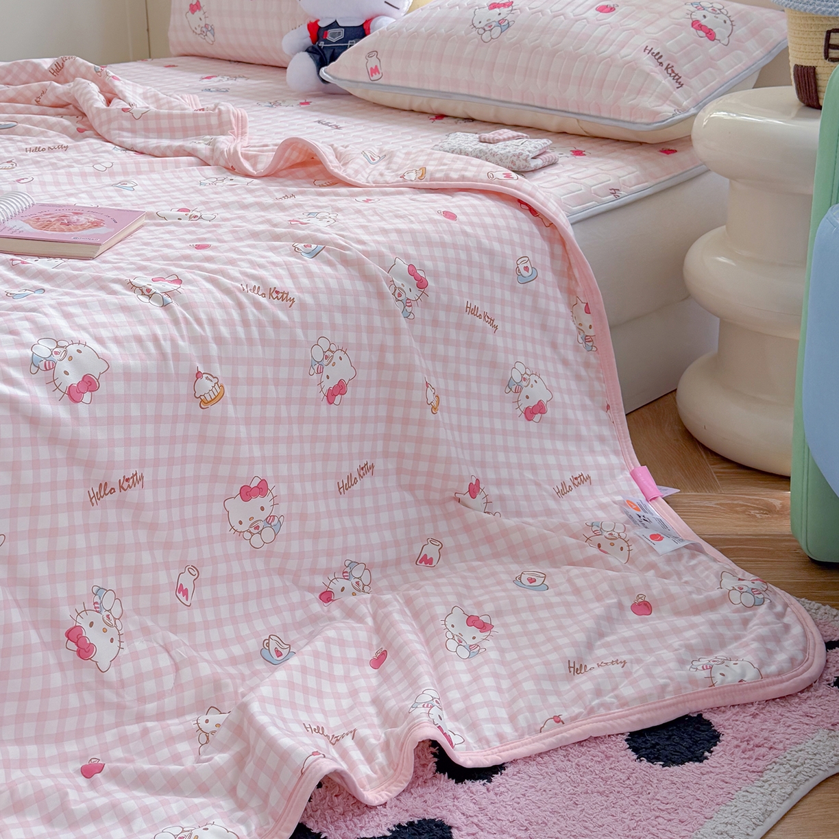 91家纺网 家纺一手货源 找家纺 桃子家居 2026新款A类三丽鸥高品质可组合凉感丝乳胶席牛奶丝针织棉软糯夏被四件套 三丽鸥夏凉-粉格甜品KT