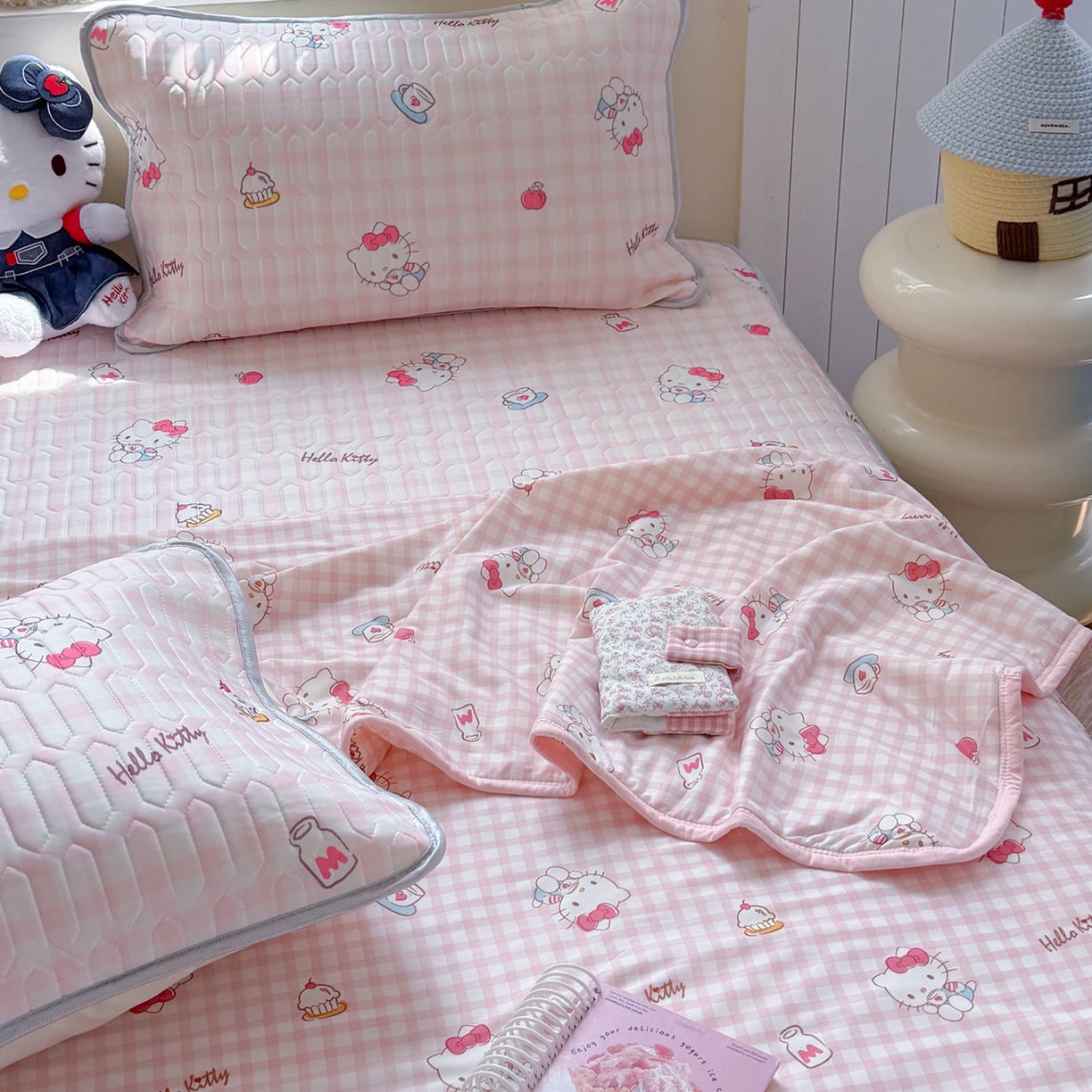 91家纺网 家纺一手货源 找家纺 桃子家居 2026新款A类三丽鸥高品质可组合凉感丝乳胶席牛奶丝针织棉软糯夏被四件套 三丽鸥夏凉-粉格甜品KT