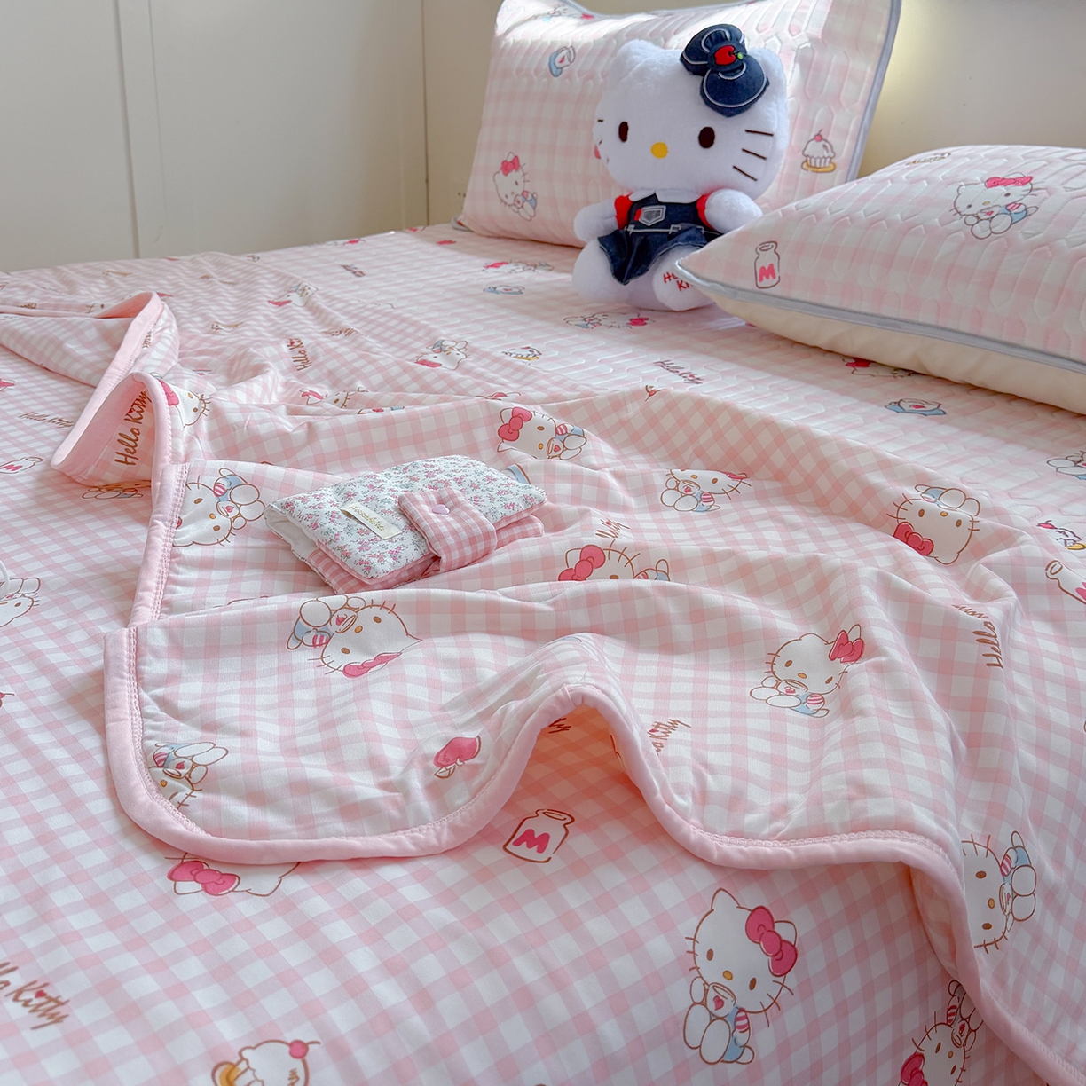 91家纺网 家纺一手货源 找家纺 桃子家居 2026新款A类三丽鸥高品质可组合凉感丝乳胶席牛奶丝针织棉软糯夏被四件套 三丽鸥夏凉-粉格甜品KT