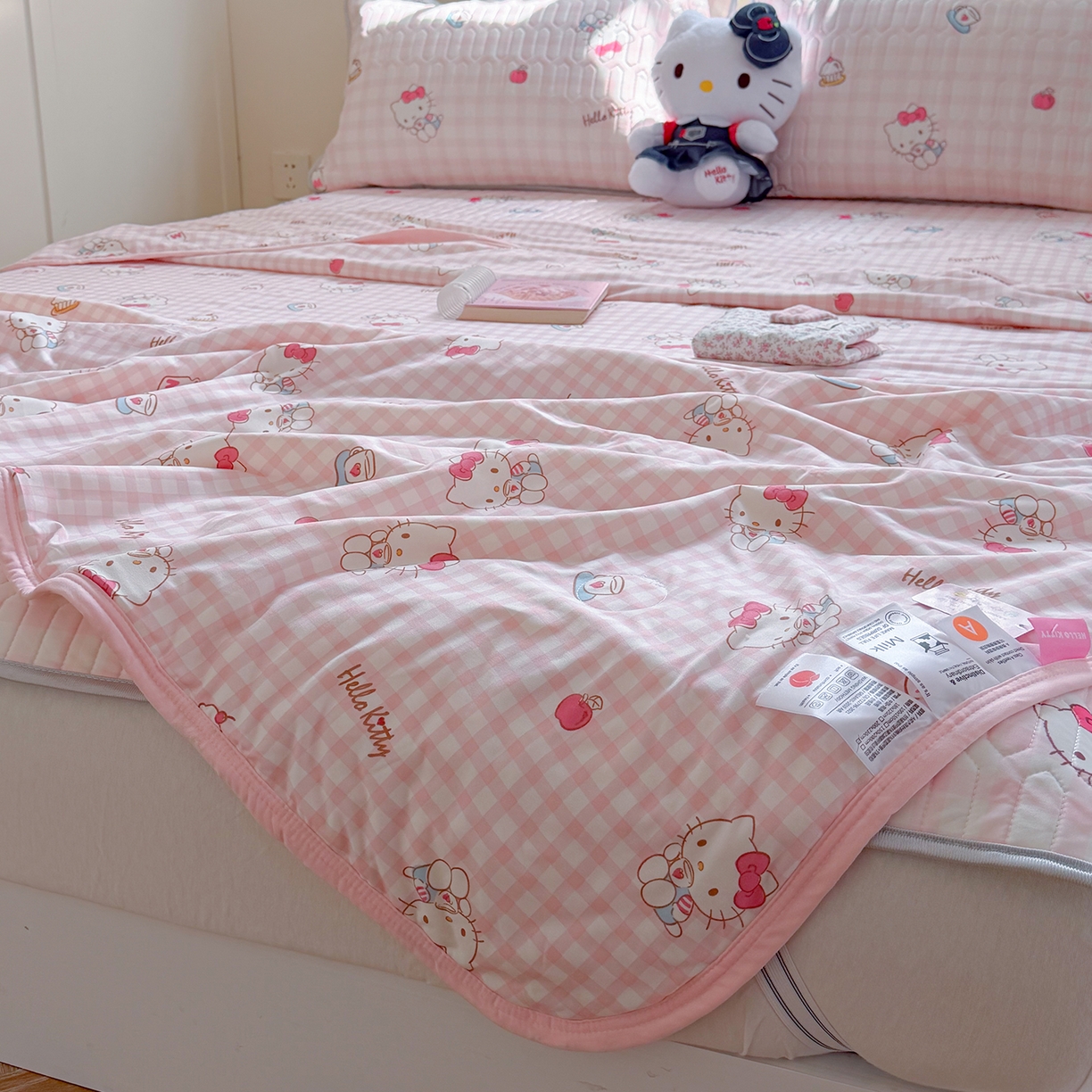 91家纺网 家纺一手货源 找家纺 桃子家居 2026新款A类三丽鸥高品质可组合凉感丝乳胶席牛奶丝针织棉软糯夏被四件套 三丽鸥夏凉-粉格甜品KT