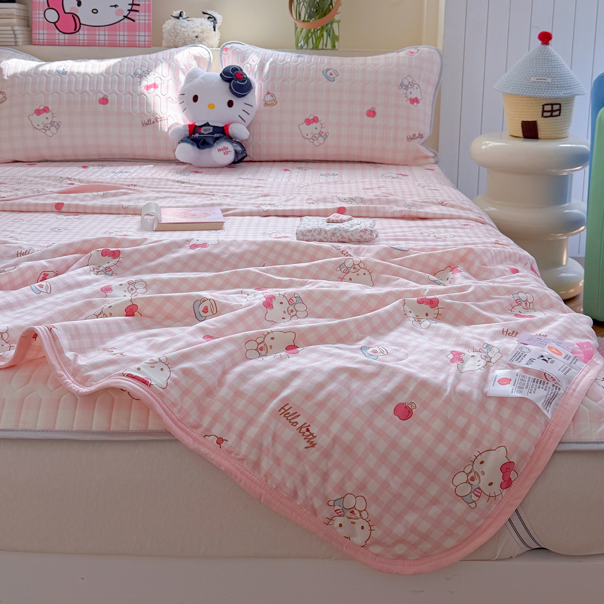 91家纺网 家纺一手货源 找家纺 桃子家居 2026新款A类三丽鸥高品质可组合凉感丝乳胶席牛奶丝针织棉软糯夏被四件套 三丽鸥夏凉-粉格甜品KT