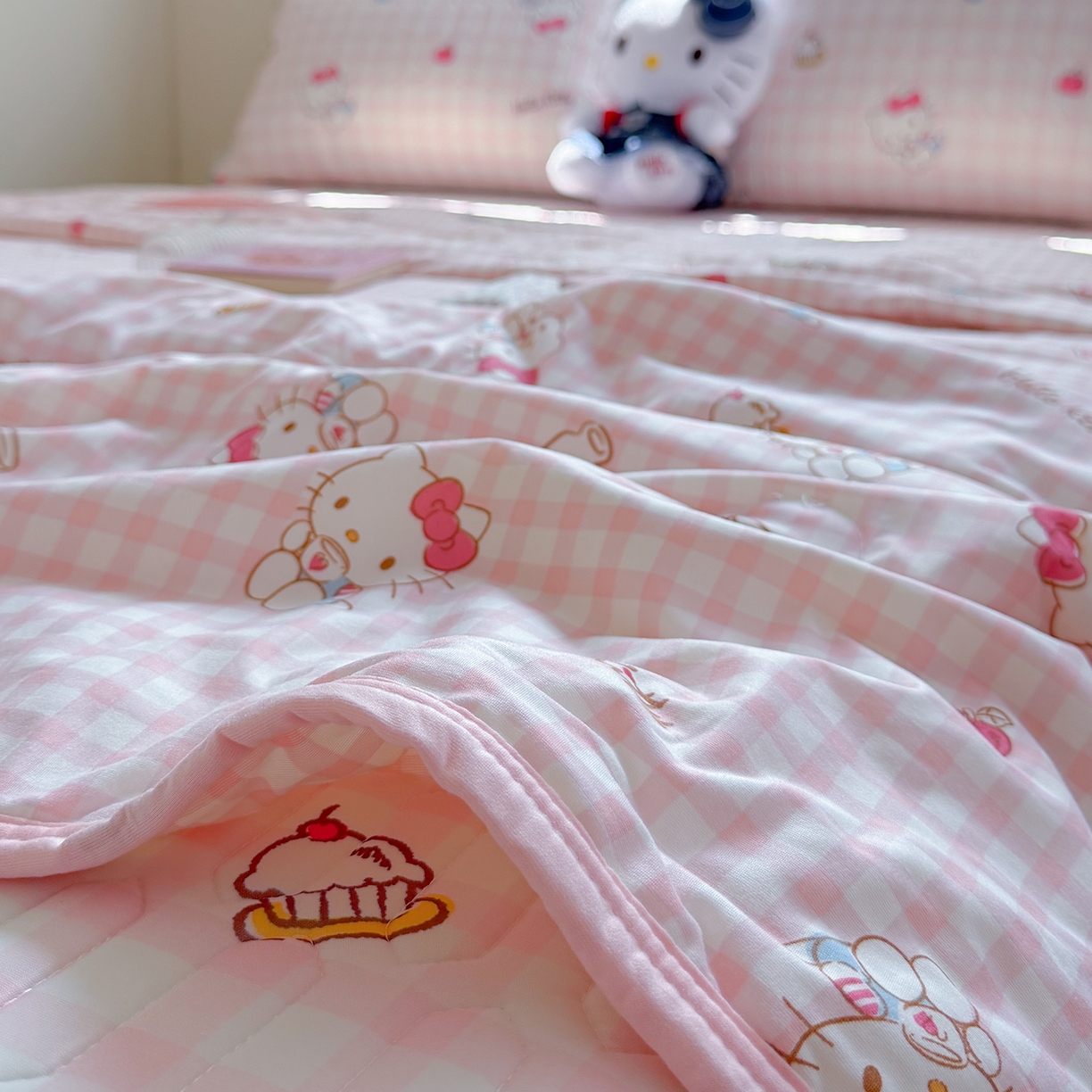 91家纺网 家纺一手货源 找家纺 桃子家居 2026新款A类三丽鸥高品质可组合凉感丝乳胶席牛奶丝针织棉软糯夏被四件套 三丽鸥夏凉-粉格甜品KT