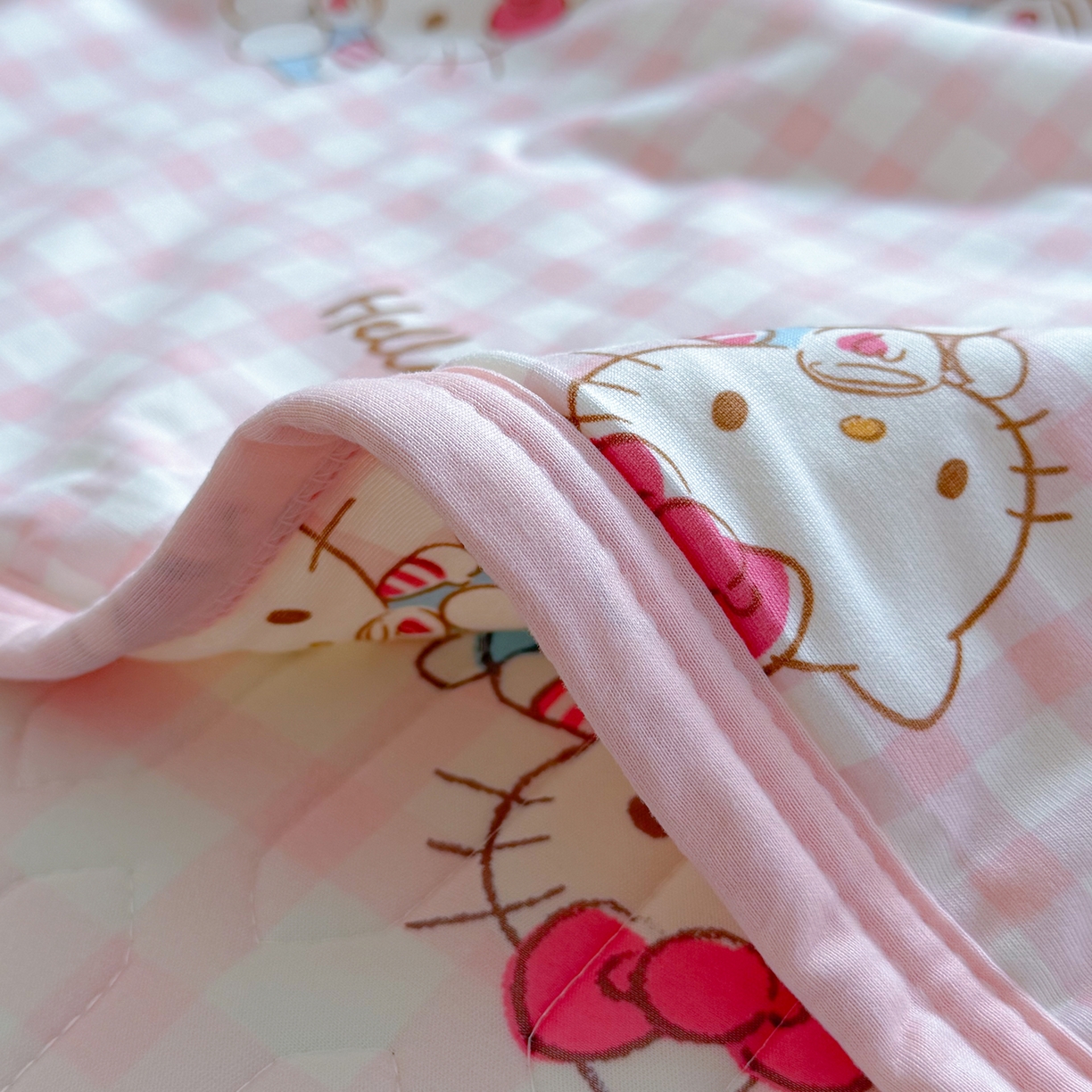 91家纺网 家纺一手货源 找家纺 桃子家居 2026新款A类三丽鸥高品质可组合凉感丝乳胶席牛奶丝针织棉软糯夏被四件套 三丽鸥夏凉-粉格甜品KT