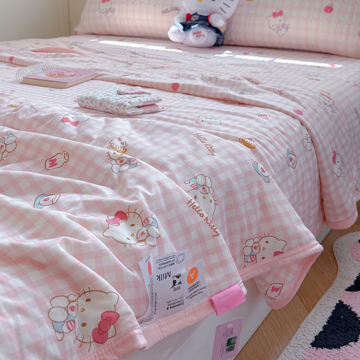 91家纺网 家纺一手货源 找家纺 桃子家居 2026新款A类三丽鸥高品质可组合凉感丝乳胶席牛奶丝针织棉软糯夏被四件套 三丽鸥夏凉-粉格甜品KT