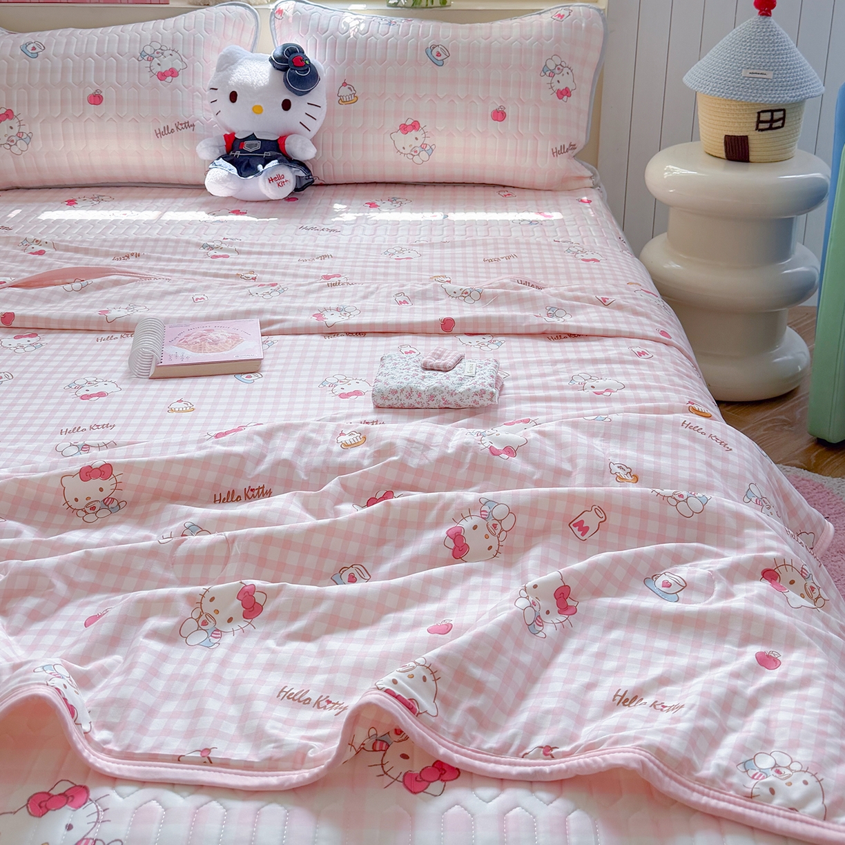 91家纺网 家纺一手货源 找家纺 桃子家居 2026新款A类三丽鸥高品质可组合凉感丝乳胶席牛奶丝针织棉软糯夏被四件套 三丽鸥夏凉-粉格甜品KT