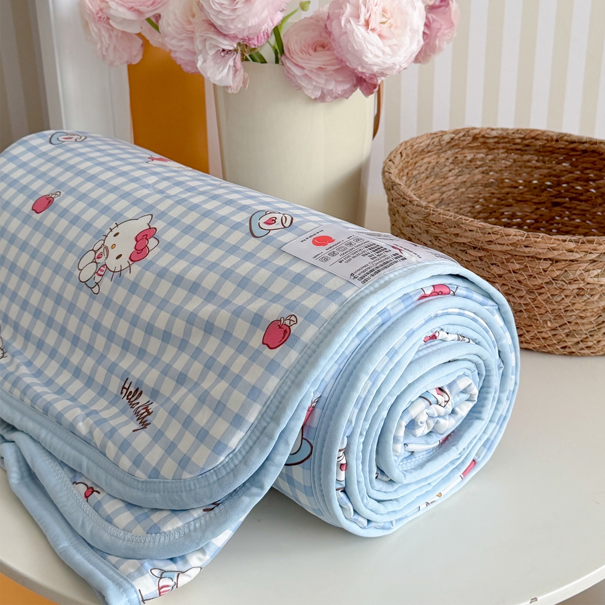 91家纺网 家纺一手货源 找家纺 桃子家居 2026新款A类三丽鸥高品质可组合凉感丝乳胶席牛奶丝针织棉软糯夏被四件套 三丽鸥夏凉-蓝格甜品KT