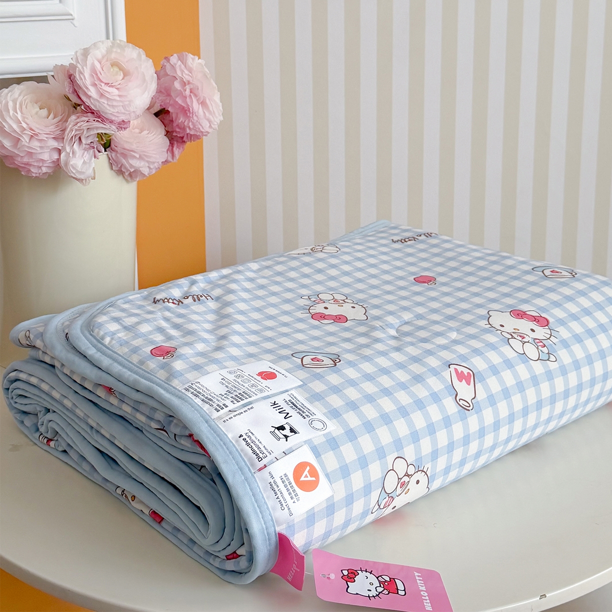 91家纺网 家纺一手货源 找家纺 桃子家居 2026新款A类三丽鸥高品质可组合凉感丝乳胶席牛奶丝针织棉软糯夏被四件套 三丽鸥夏凉-蓝格甜品KT