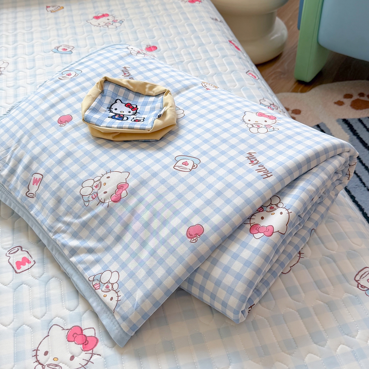 91家纺网 家纺一手货源 找家纺 桃子家居 2026新款A类三丽鸥高品质可组合凉感丝乳胶席牛奶丝针织棉软糯夏被四件套 三丽鸥夏凉-蓝格甜品KT