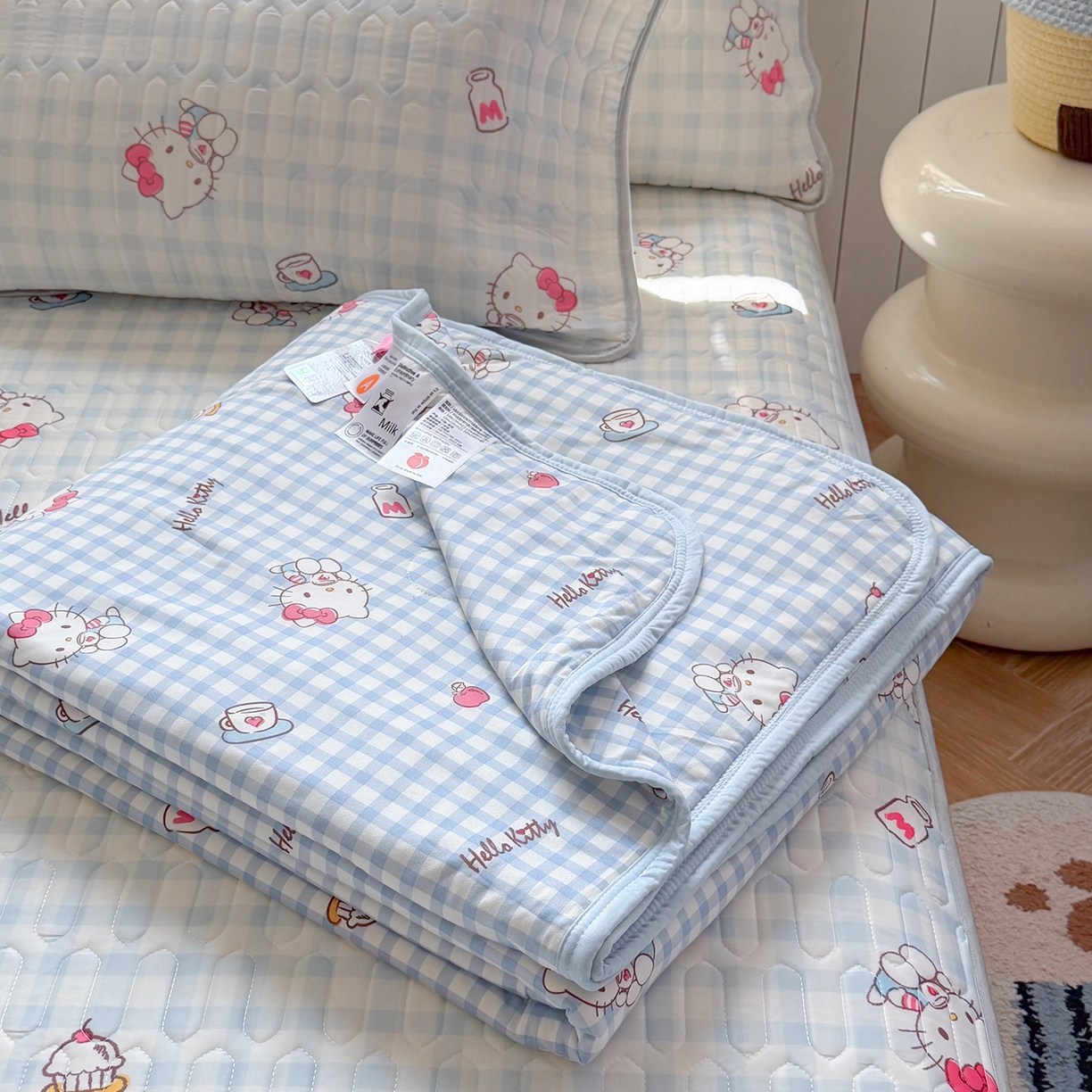 91家纺网 家纺一手货源 找家纺 桃子家居 2026新款A类三丽鸥高品质可组合凉感丝乳胶席牛奶丝针织棉软糯夏被四件套 三丽鸥夏凉-蓝格甜品KT