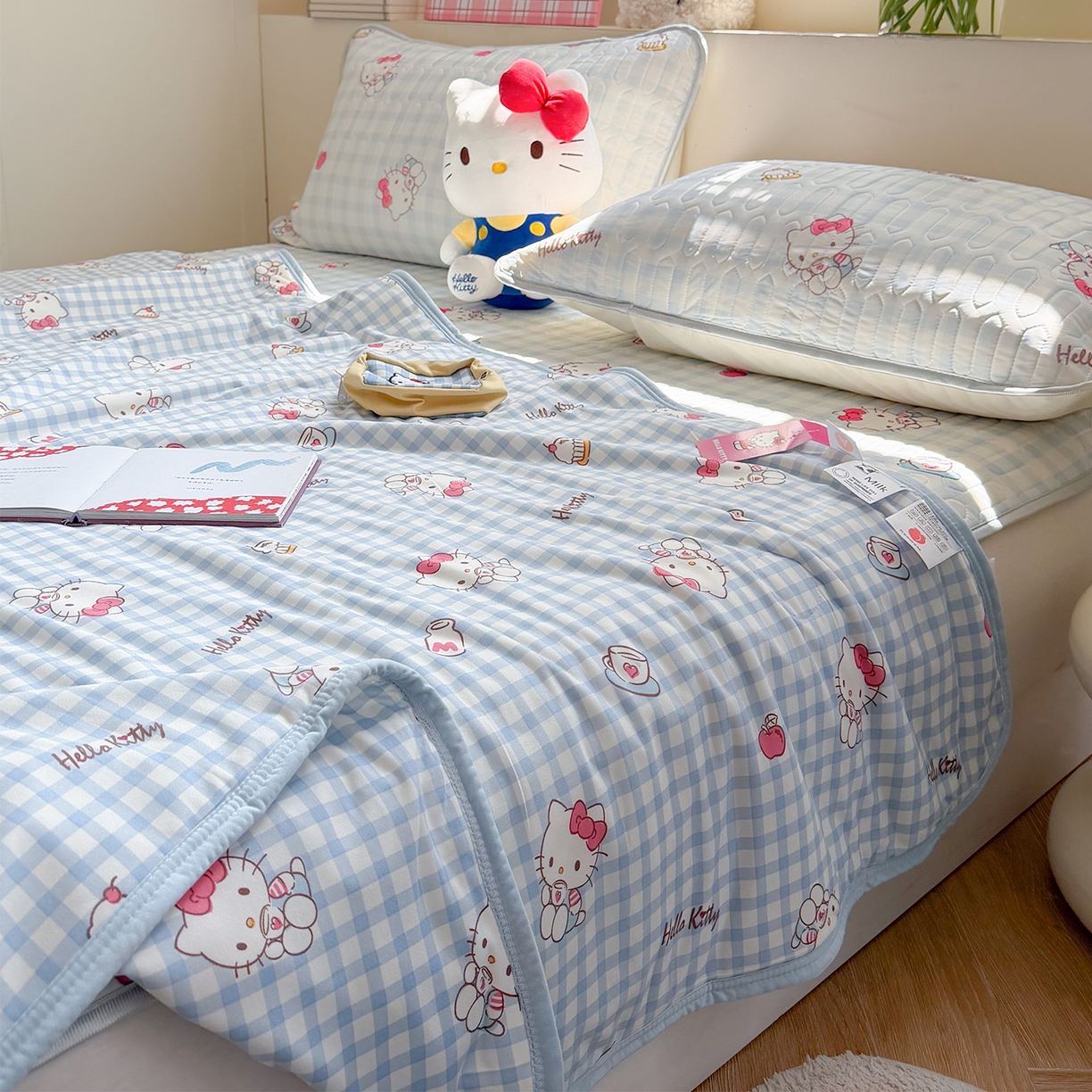 91家纺网 家纺一手货源 找家纺 桃子家居 2026新款A类三丽鸥高品质可组合凉感丝乳胶席牛奶丝针织棉软糯夏被四件套 三丽鸥夏凉-蓝格甜品KT