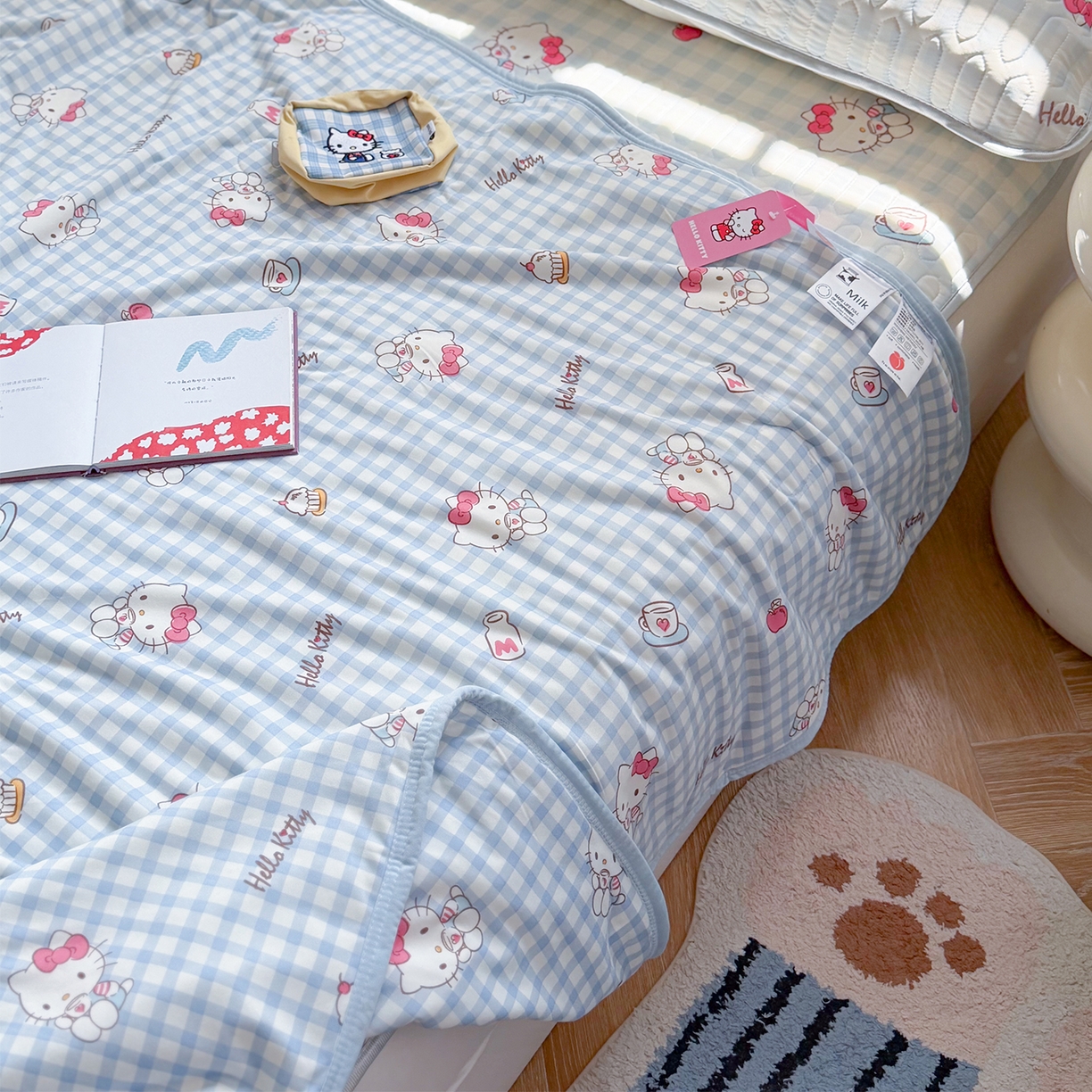 91家纺网 家纺一手货源 找家纺 桃子家居 2026新款A类三丽鸥高品质可组合凉感丝乳胶席牛奶丝针织棉软糯夏被四件套 三丽鸥夏凉-蓝格甜品KT