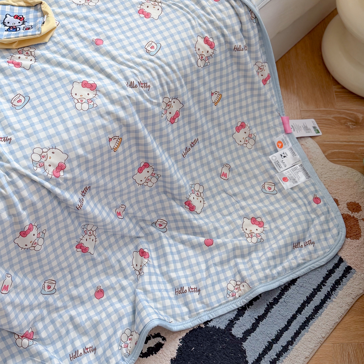 91家纺网 家纺一手货源 找家纺 桃子家居 2026新款A类三丽鸥高品质可组合凉感丝乳胶席牛奶丝针织棉软糯夏被四件套 三丽鸥夏凉-蓝格甜品KT