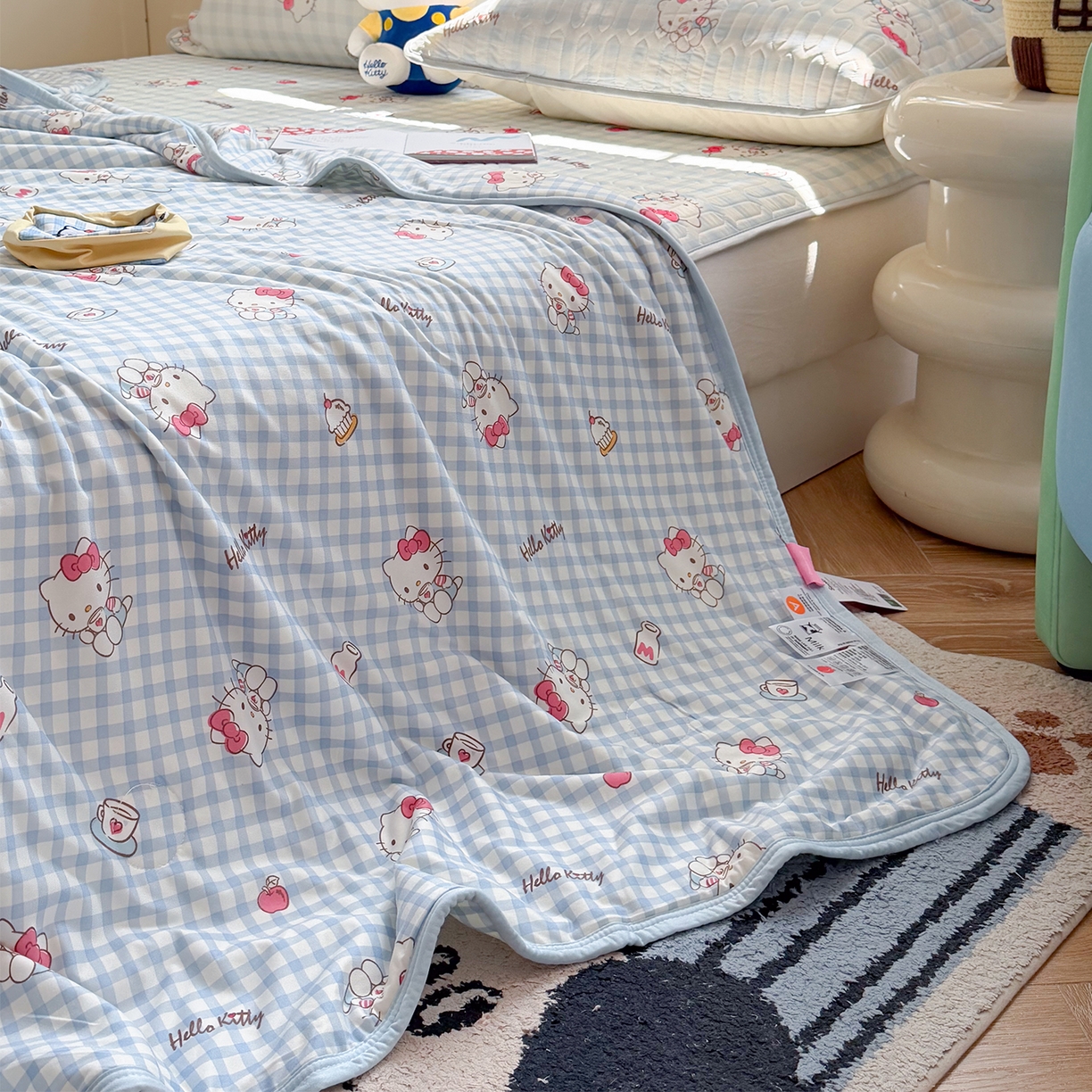 91家纺网 家纺一手货源 找家纺 桃子家居 2026新款A类三丽鸥高品质可组合凉感丝乳胶席牛奶丝针织棉软糯夏被四件套 三丽鸥夏凉-蓝格甜品KT