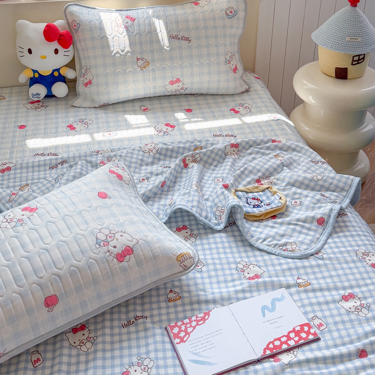 91家纺网 家纺一手货源 找家纺 桃子家居 2026新款A类三丽鸥高品质可组合凉感丝乳胶席牛奶丝针织棉软糯夏被四件套 三丽鸥夏凉-蓝格甜品KT