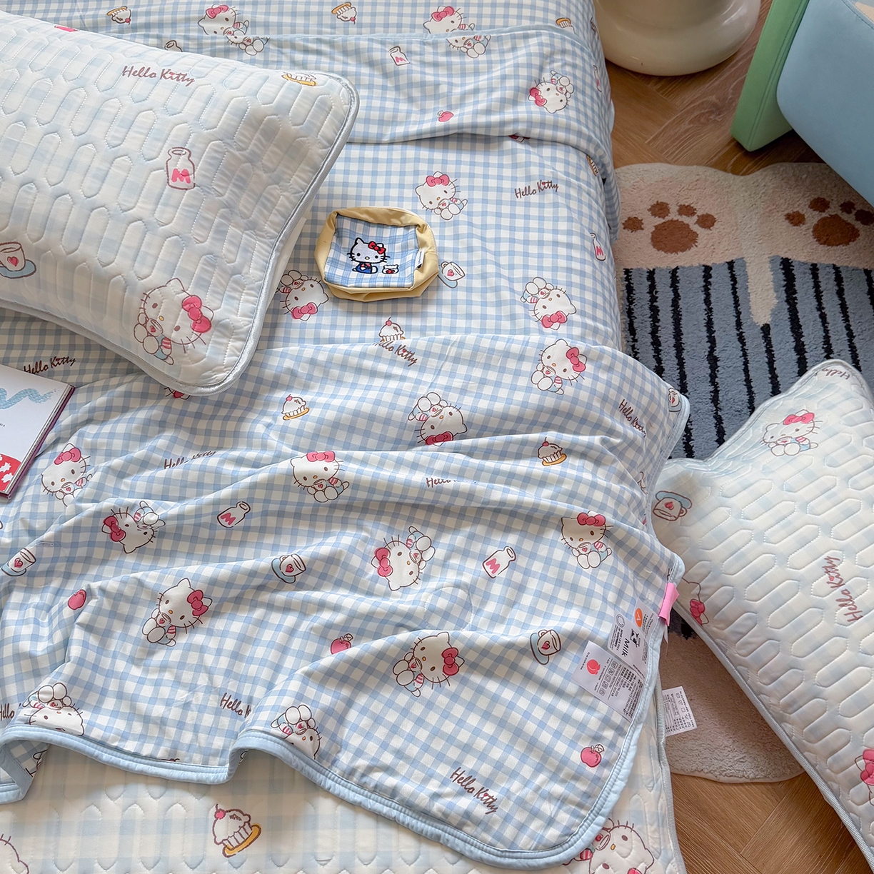 91家纺网 家纺一手货源 找家纺 桃子家居 2026新款A类三丽鸥高品质可组合凉感丝乳胶席牛奶丝针织棉软糯夏被四件套 三丽鸥夏凉-蓝格甜品KT