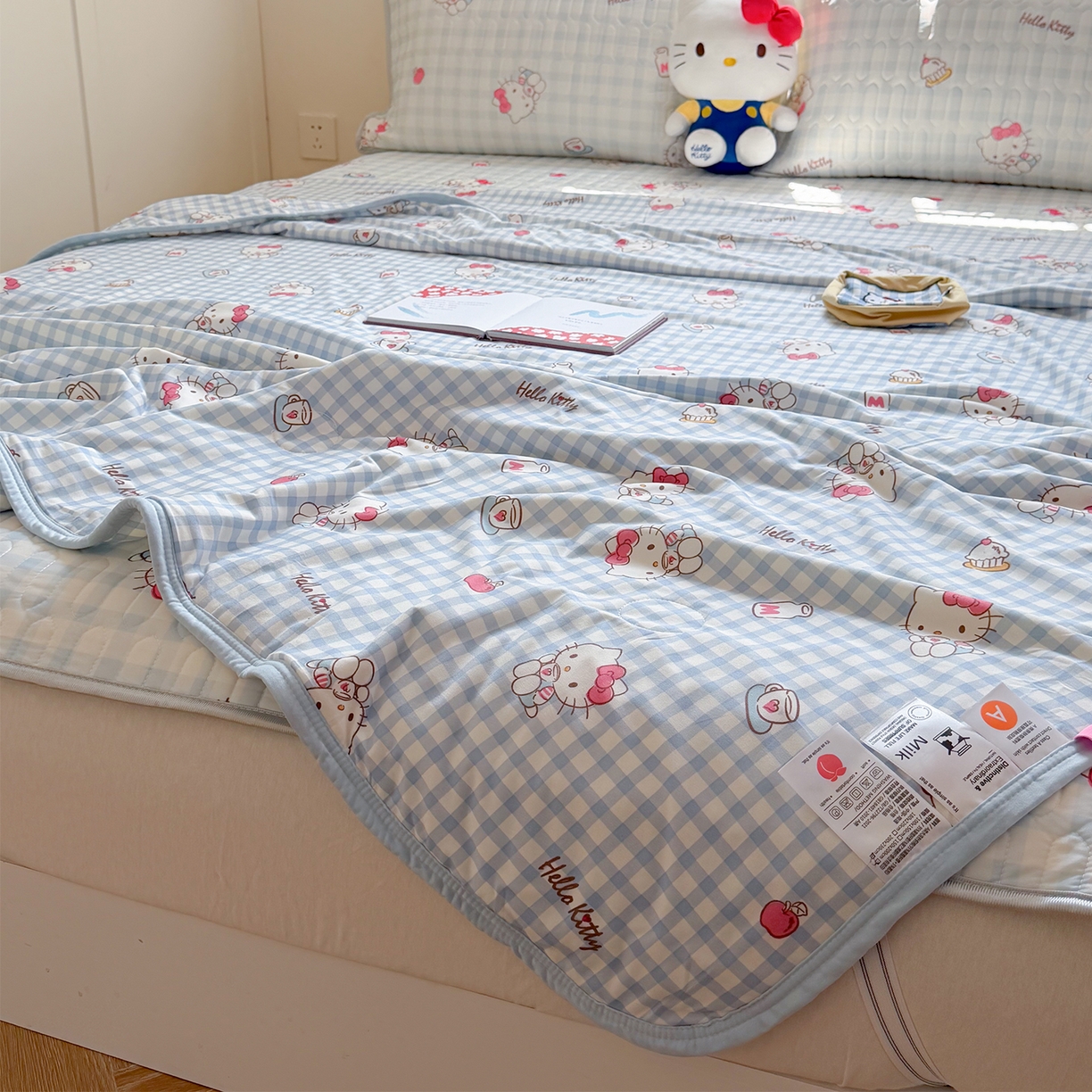 91家纺网 家纺一手货源 找家纺 桃子家居 2026新款A类三丽鸥高品质可组合凉感丝乳胶席牛奶丝针织棉软糯夏被四件套 三丽鸥夏凉-蓝格甜品KT