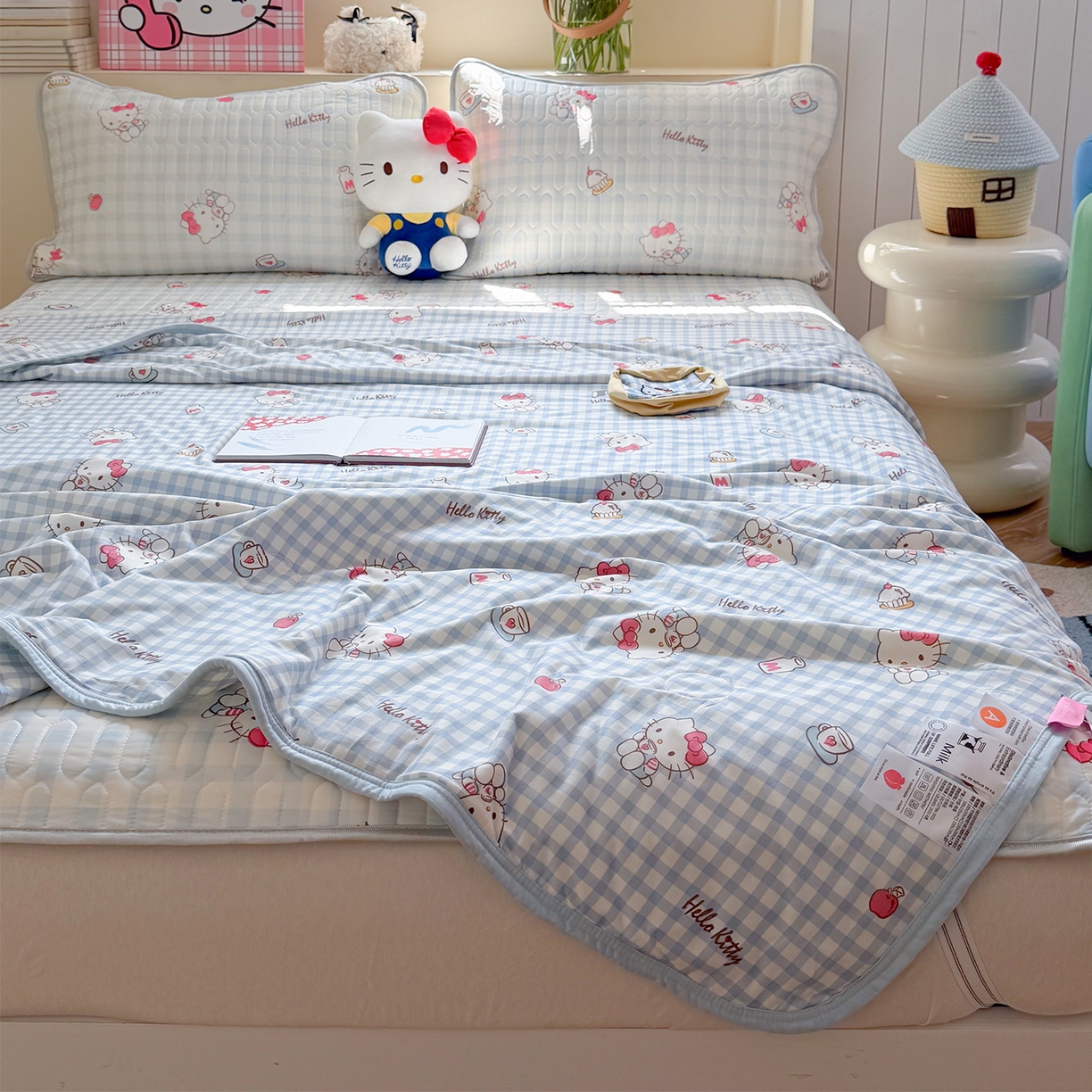 91家纺网 家纺一手货源 找家纺 桃子家居 2026新款A类三丽鸥高品质可组合凉感丝乳胶席牛奶丝针织棉软糯夏被四件套 三丽鸥夏凉-蓝格甜品KT