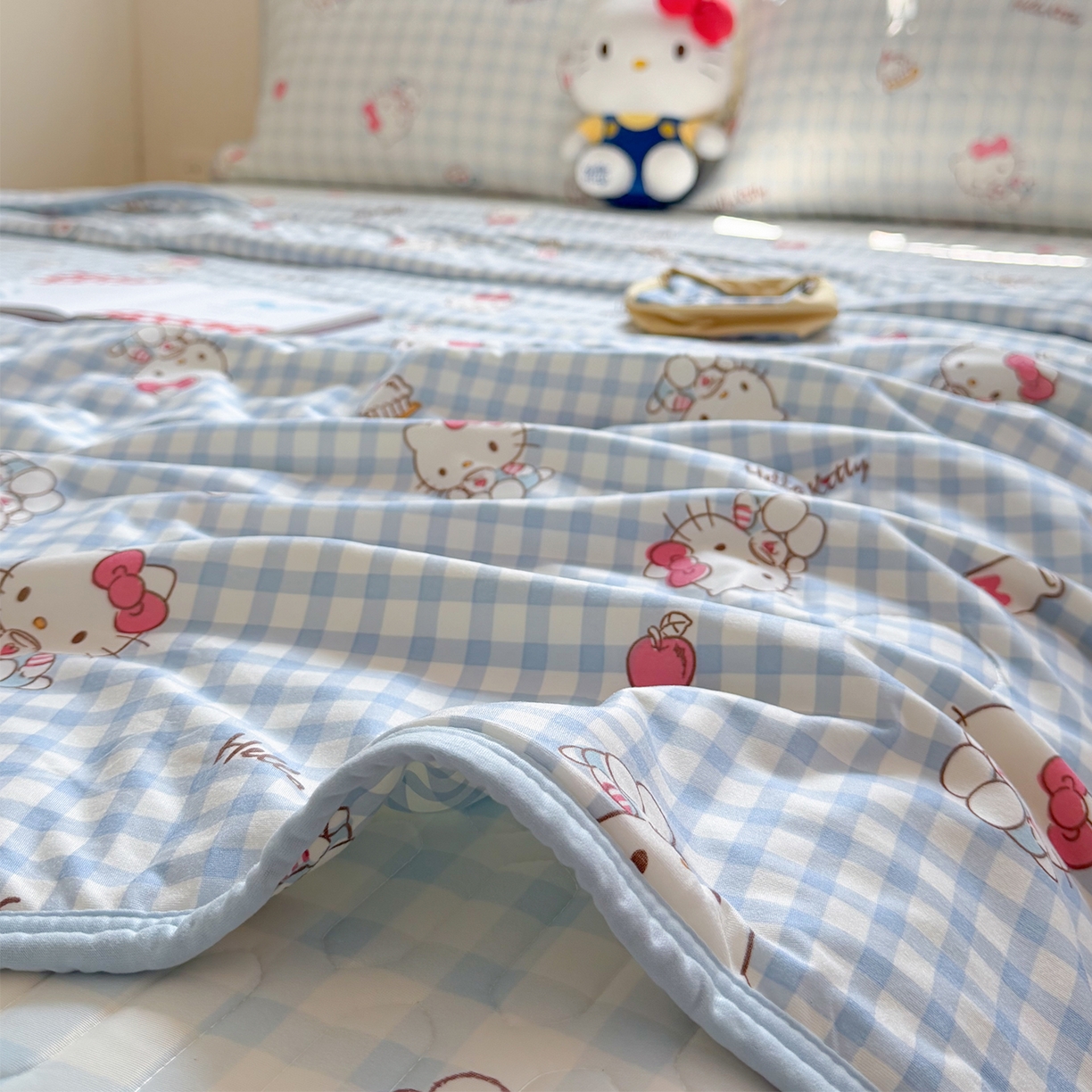 91家纺网 家纺一手货源 找家纺 桃子家居 2026新款A类三丽鸥高品质可组合凉感丝乳胶席牛奶丝针织棉软糯夏被四件套 三丽鸥夏凉-蓝格甜品KT