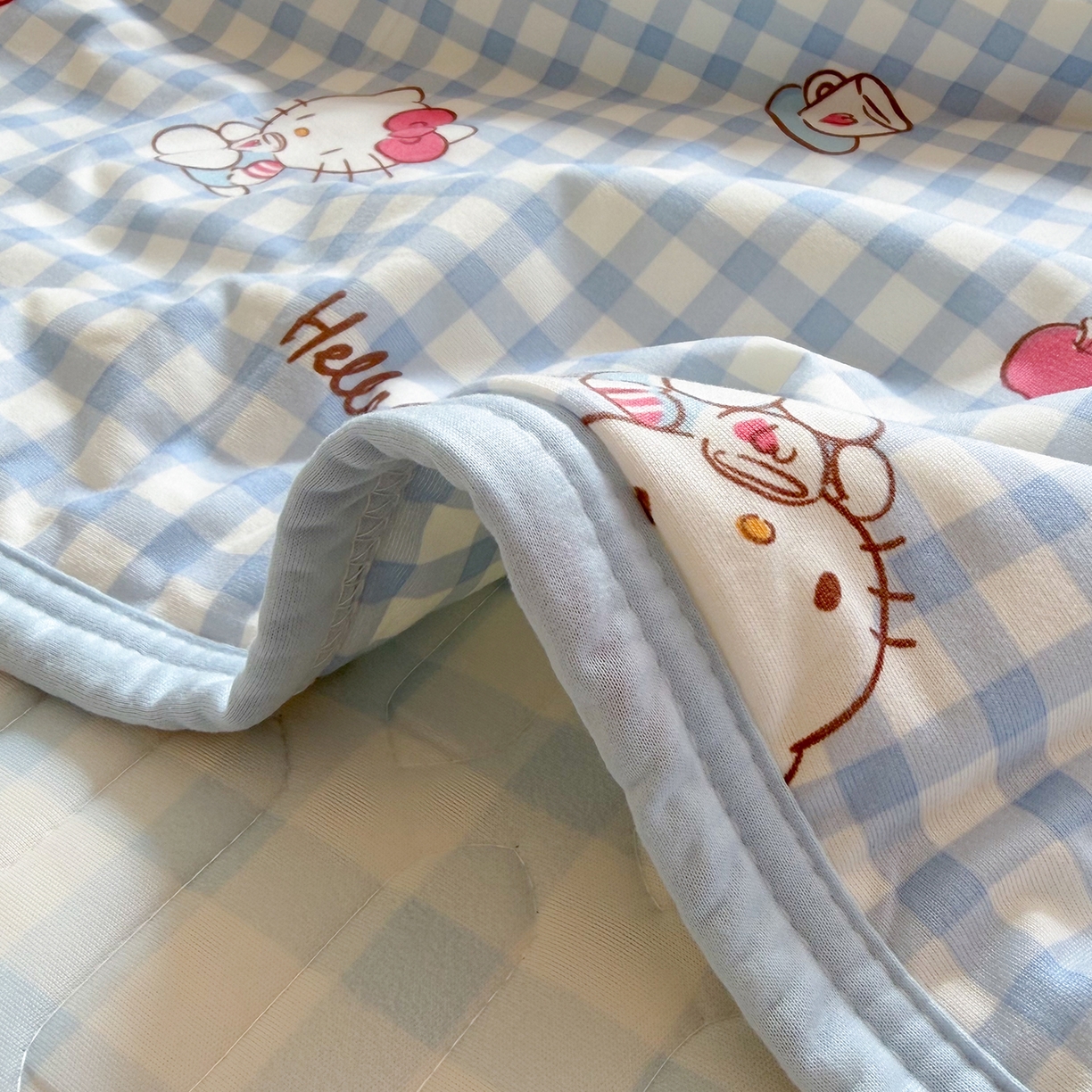 91家纺网 家纺一手货源 找家纺 桃子家居 2026新款A类三丽鸥高品质可组合凉感丝乳胶席牛奶丝针织棉软糯夏被四件套 三丽鸥夏凉-蓝格甜品KT