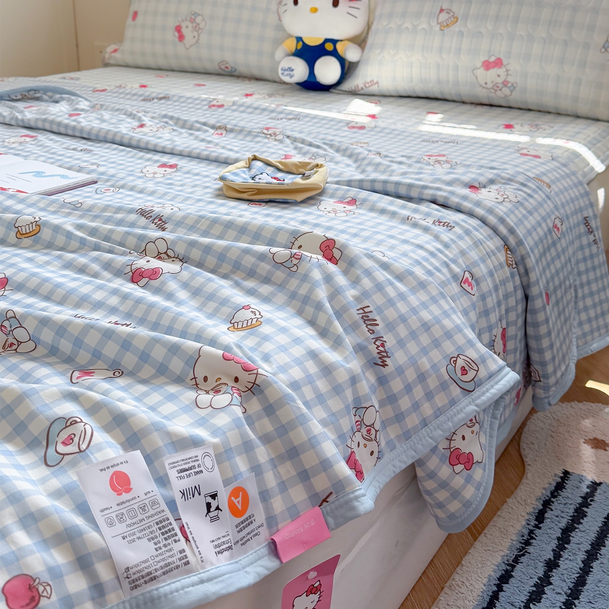 91家纺网 家纺一手货源 找家纺 桃子家居 2026新款A类三丽鸥高品质可组合凉感丝乳胶席牛奶丝针织棉软糯夏被四件套 三丽鸥夏凉-蓝格甜品KT