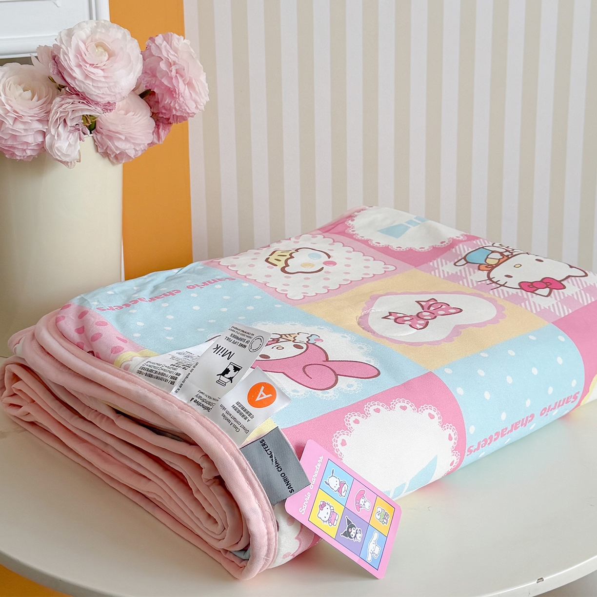 91家纺网 家纺一手货源 找家纺 桃子家居 2026新款A类三丽鸥高品质可组合凉感丝乳胶席牛奶丝针织棉软糯夏被四件套 三丽鸥夏凉-美美甜心