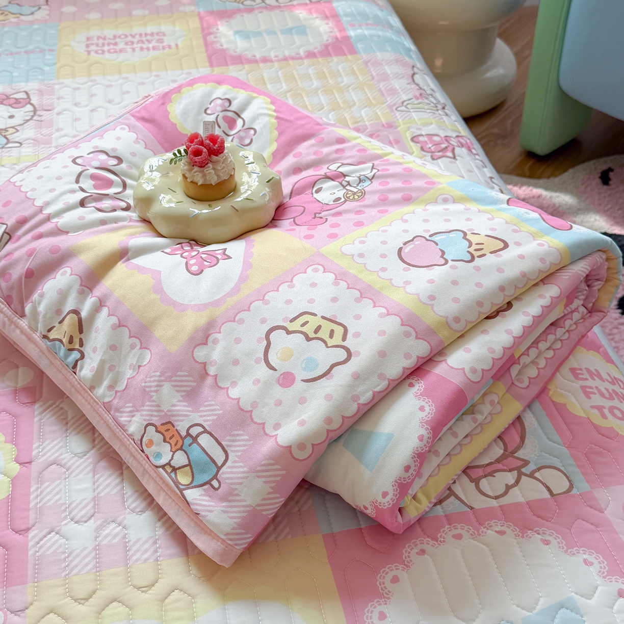 91家纺网 家纺一手货源 找家纺 桃子家居 2026新款A类三丽鸥高品质可组合凉感丝乳胶席牛奶丝针织棉软糯夏被四件套 三丽鸥夏凉-美美甜心