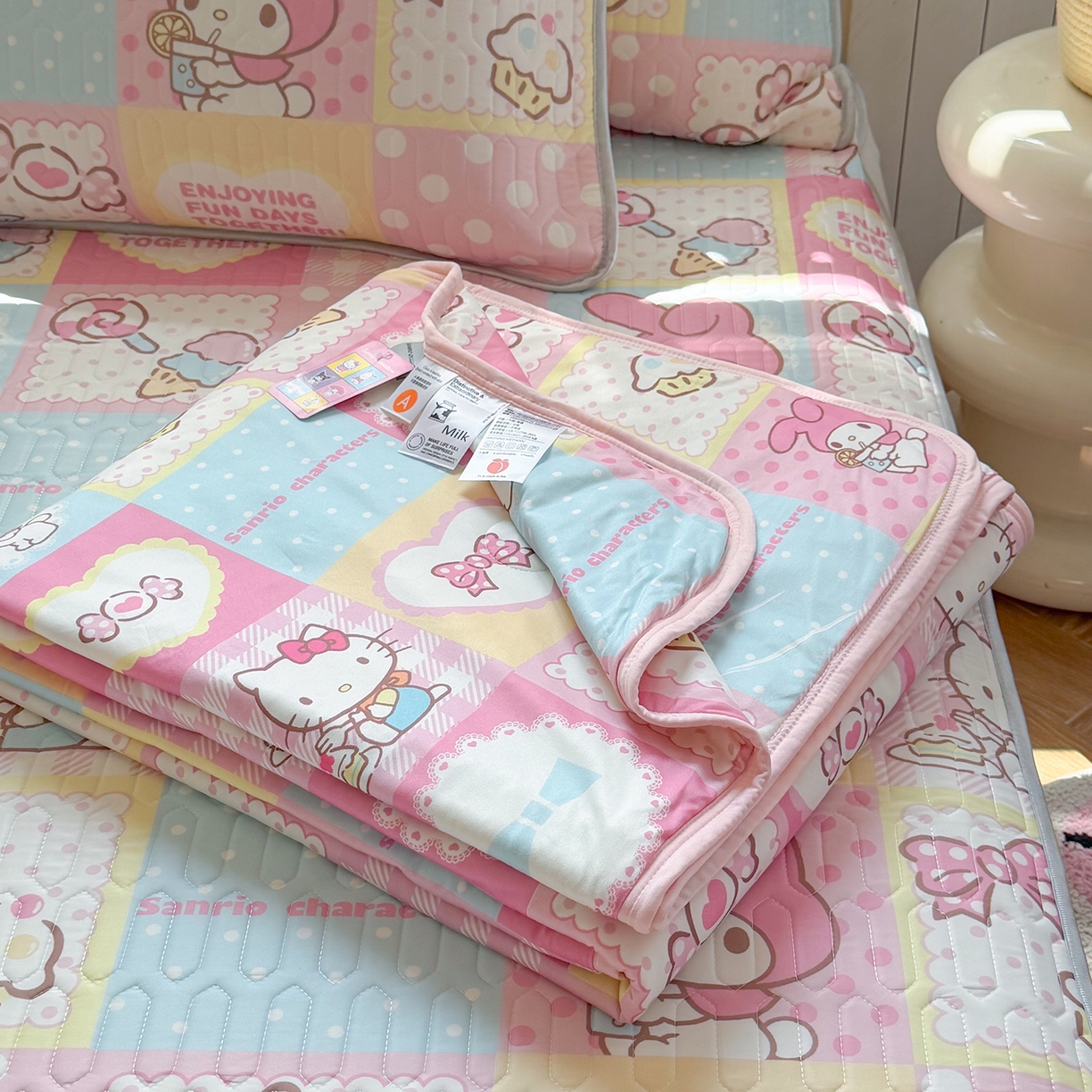 91家纺网 家纺一手货源 找家纺 桃子家居 2026新款A类三丽鸥高品质可组合凉感丝乳胶席牛奶丝针织棉软糯夏被四件套 三丽鸥夏凉-美美甜心