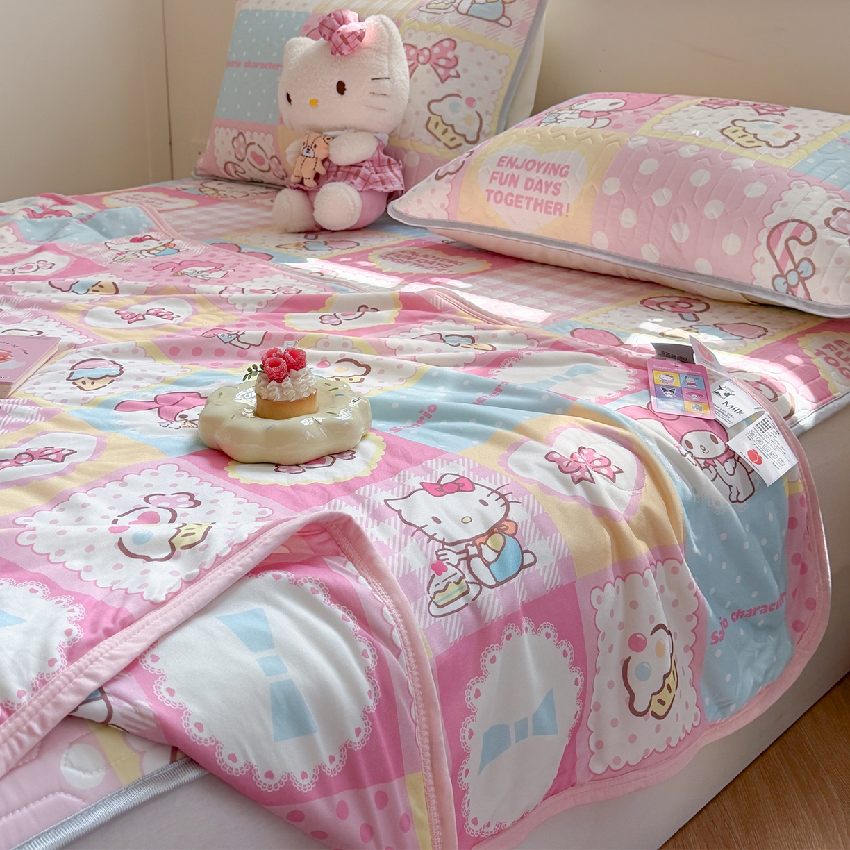 91家纺网 家纺一手货源 找家纺 桃子家居 2026新款A类三丽鸥高品质可组合凉感丝乳胶席牛奶丝针织棉软糯夏被四件套 三丽鸥夏凉-美美甜心