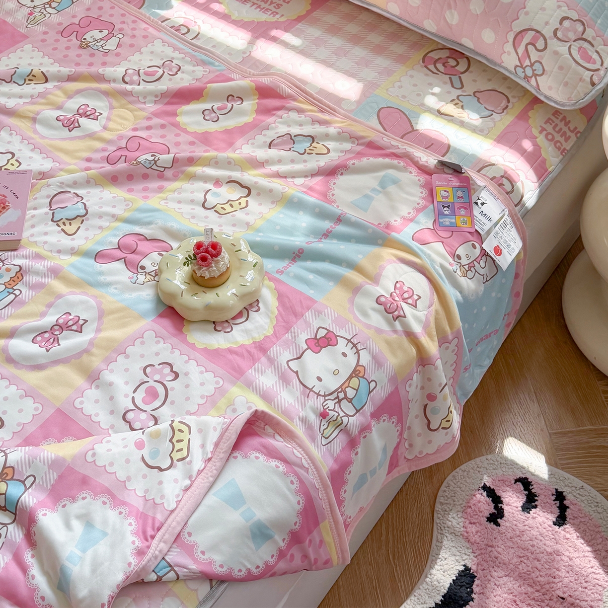 91家纺网 家纺一手货源 找家纺 桃子家居 2026新款A类三丽鸥高品质可组合凉感丝乳胶席牛奶丝针织棉软糯夏被四件套 三丽鸥夏凉-美美甜心