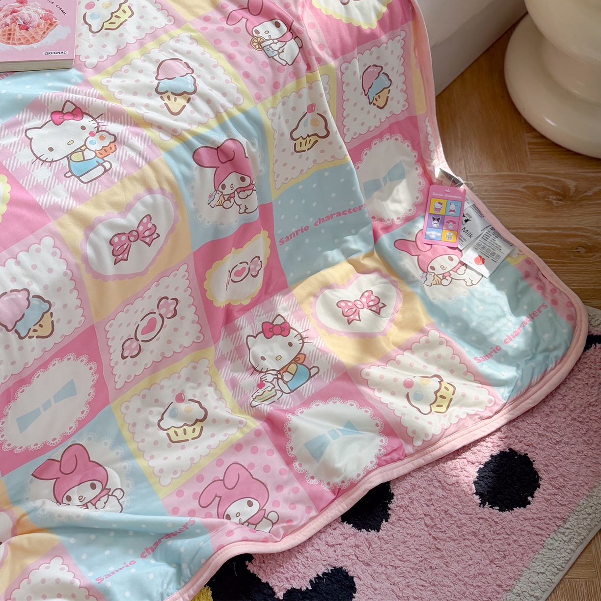 91家纺网 家纺一手货源 找家纺 桃子家居 2026新款A类三丽鸥高品质可组合凉感丝乳胶席牛奶丝针织棉软糯夏被四件套 三丽鸥夏凉-美美甜心