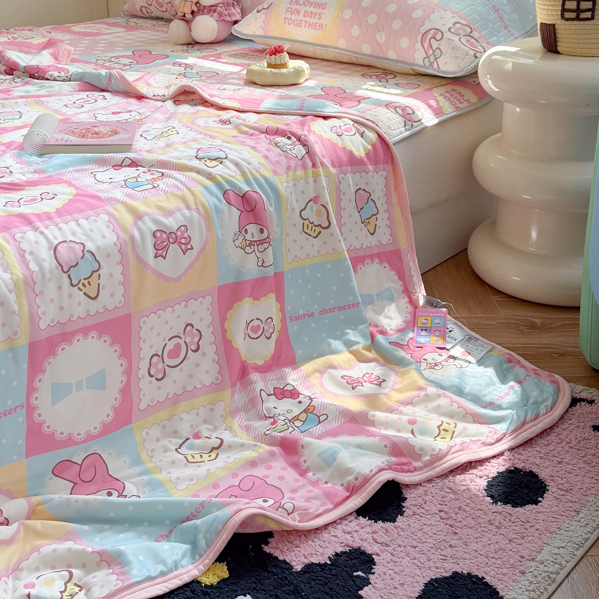 91家纺网 家纺一手货源 找家纺 桃子家居 2026新款A类三丽鸥高品质可组合凉感丝乳胶席牛奶丝针织棉软糯夏被四件套 三丽鸥夏凉-美美甜心