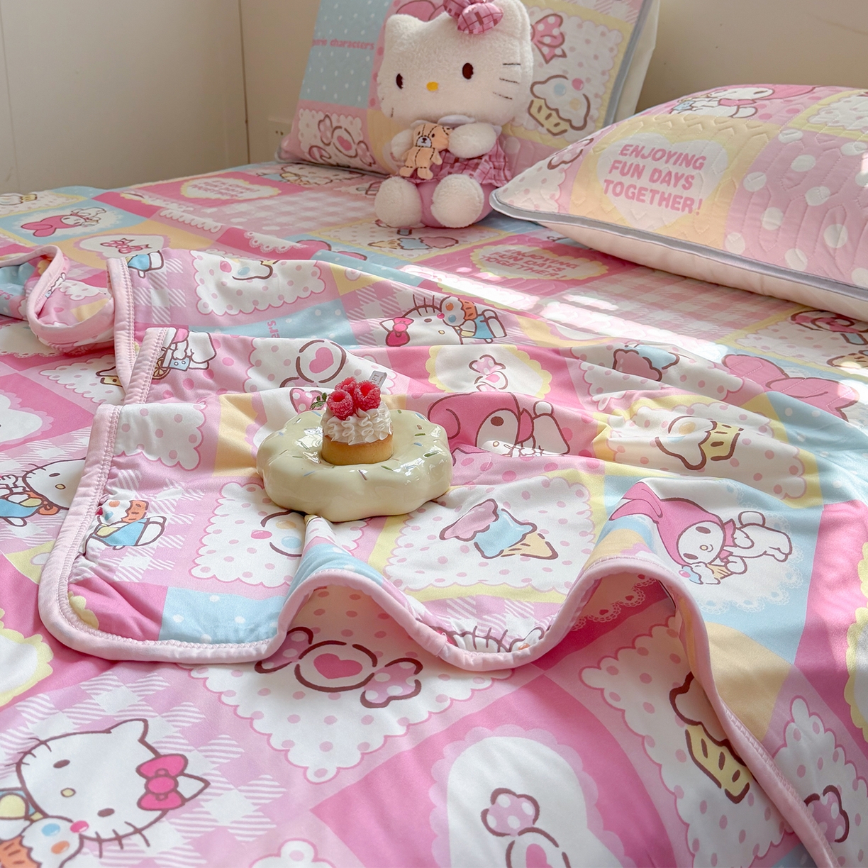 91家纺网 家纺一手货源 找家纺 桃子家居 2026新款A类三丽鸥高品质可组合凉感丝乳胶席牛奶丝针织棉软糯夏被四件套 三丽鸥夏凉-美美甜心