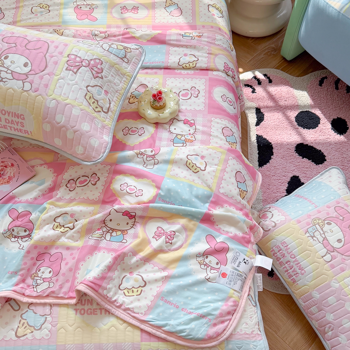 91家纺网 家纺一手货源 找家纺 桃子家居 2026新款A类三丽鸥高品质可组合凉感丝乳胶席牛奶丝针织棉软糯夏被四件套 三丽鸥夏凉-美美甜心