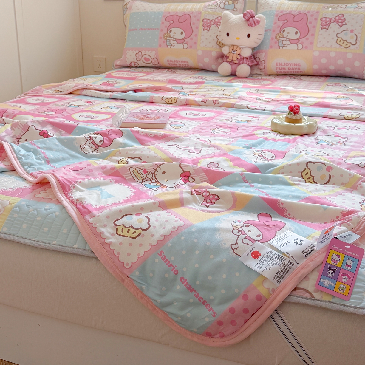 91家纺网 家纺一手货源 找家纺 桃子家居 2026新款A类三丽鸥高品质可组合凉感丝乳胶席牛奶丝针织棉软糯夏被四件套 三丽鸥夏凉-美美甜心