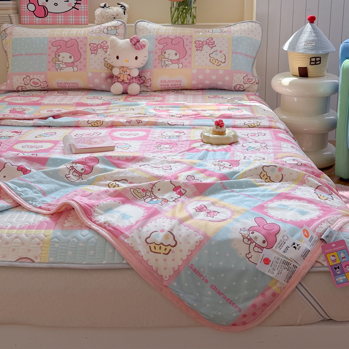 91家纺网 家纺一手货源 找家纺 桃子家居 2026新款A类三丽鸥高品质可组合凉感丝乳胶席牛奶丝针织棉软糯夏被四件套 三丽鸥夏凉-美美甜心