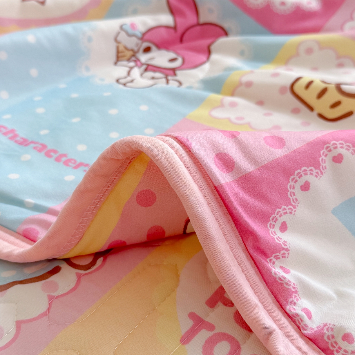 91家纺网 家纺一手货源 找家纺 桃子家居 2026新款A类三丽鸥高品质可组合凉感丝乳胶席牛奶丝针织棉软糯夏被四件套 三丽鸥夏凉-美美甜心