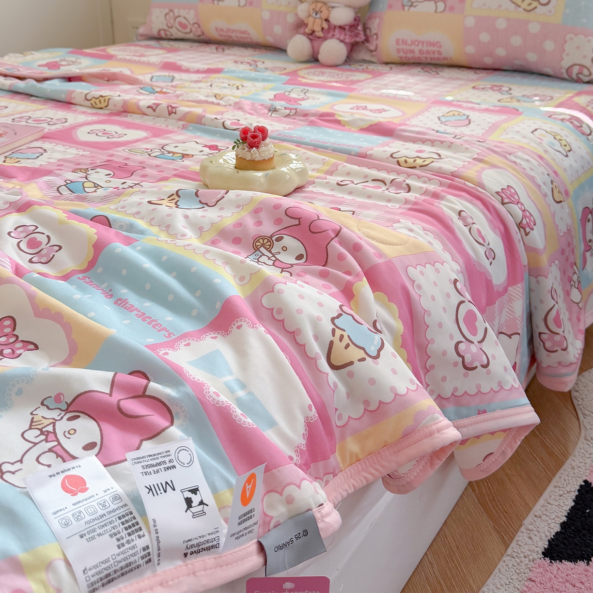 91家纺网 家纺一手货源 找家纺 桃子家居 2026新款A类三丽鸥高品质可组合凉感丝乳胶席牛奶丝针织棉软糯夏被四件套 三丽鸥夏凉-美美甜心