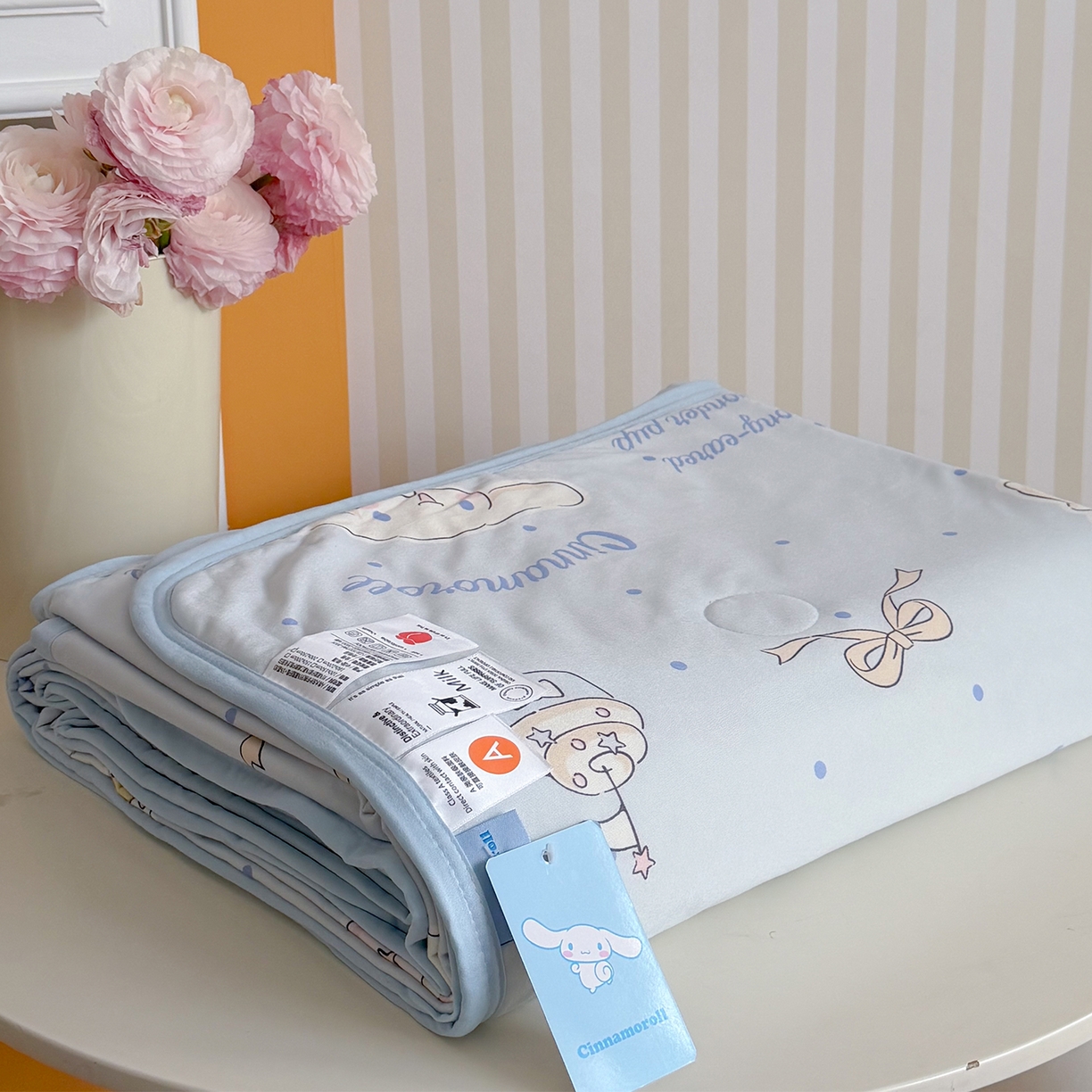 91家纺网 家纺一手货源 找家纺 桃子家居 2026新款A类三丽鸥高品质可组合凉感丝乳胶席牛奶丝针织棉软糯夏被四件套 三丽鸥夏凉-奶油蓝点大耳狗