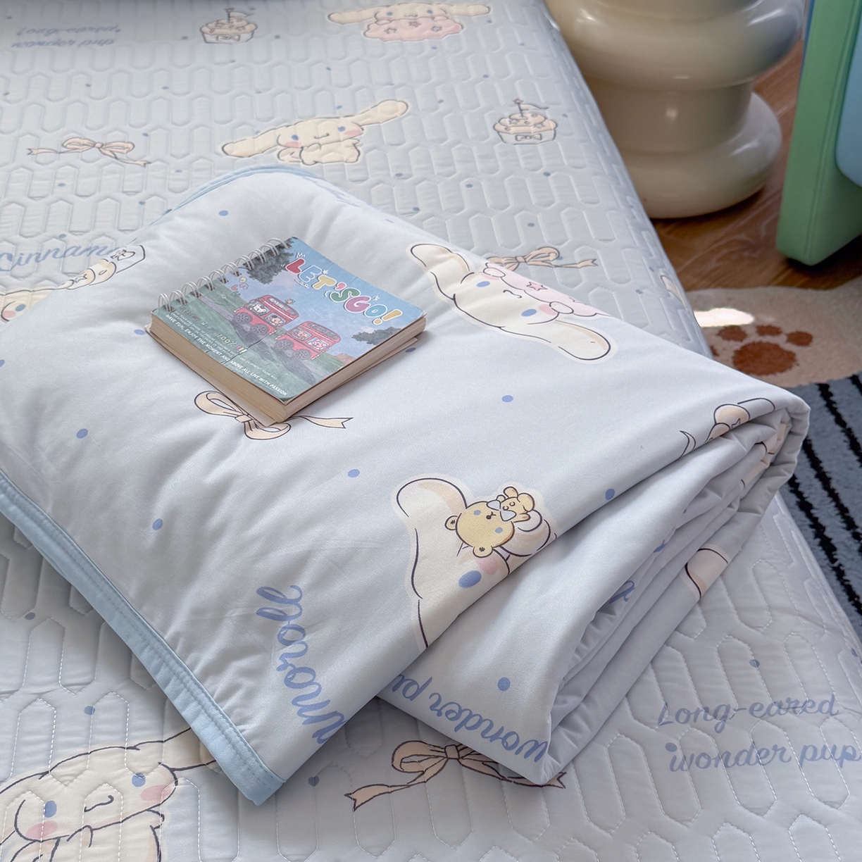 91家纺网 家纺一手货源 找家纺 桃子家居 2026新款A类三丽鸥高品质可组合凉感丝乳胶席牛奶丝针织棉软糯夏被四件套 三丽鸥夏凉-奶油蓝点大耳狗