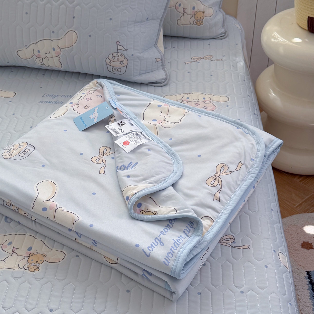 91家纺网 家纺一手货源 找家纺 桃子家居 2026新款A类三丽鸥高品质可组合凉感丝乳胶席牛奶丝针织棉软糯夏被四件套 三丽鸥夏凉-奶油蓝点大耳狗