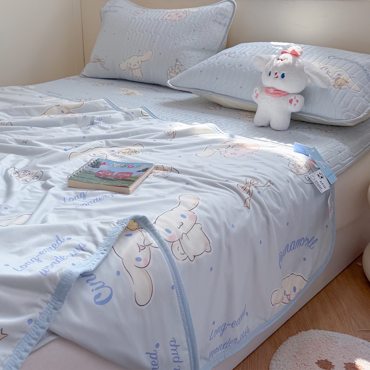 91家纺网 家纺一手货源 找家纺 桃子家居 2026新款A类三丽鸥高品质可组合凉感丝乳胶席牛奶丝针织棉软糯夏被四件套 三丽鸥夏凉-奶油蓝点大耳狗