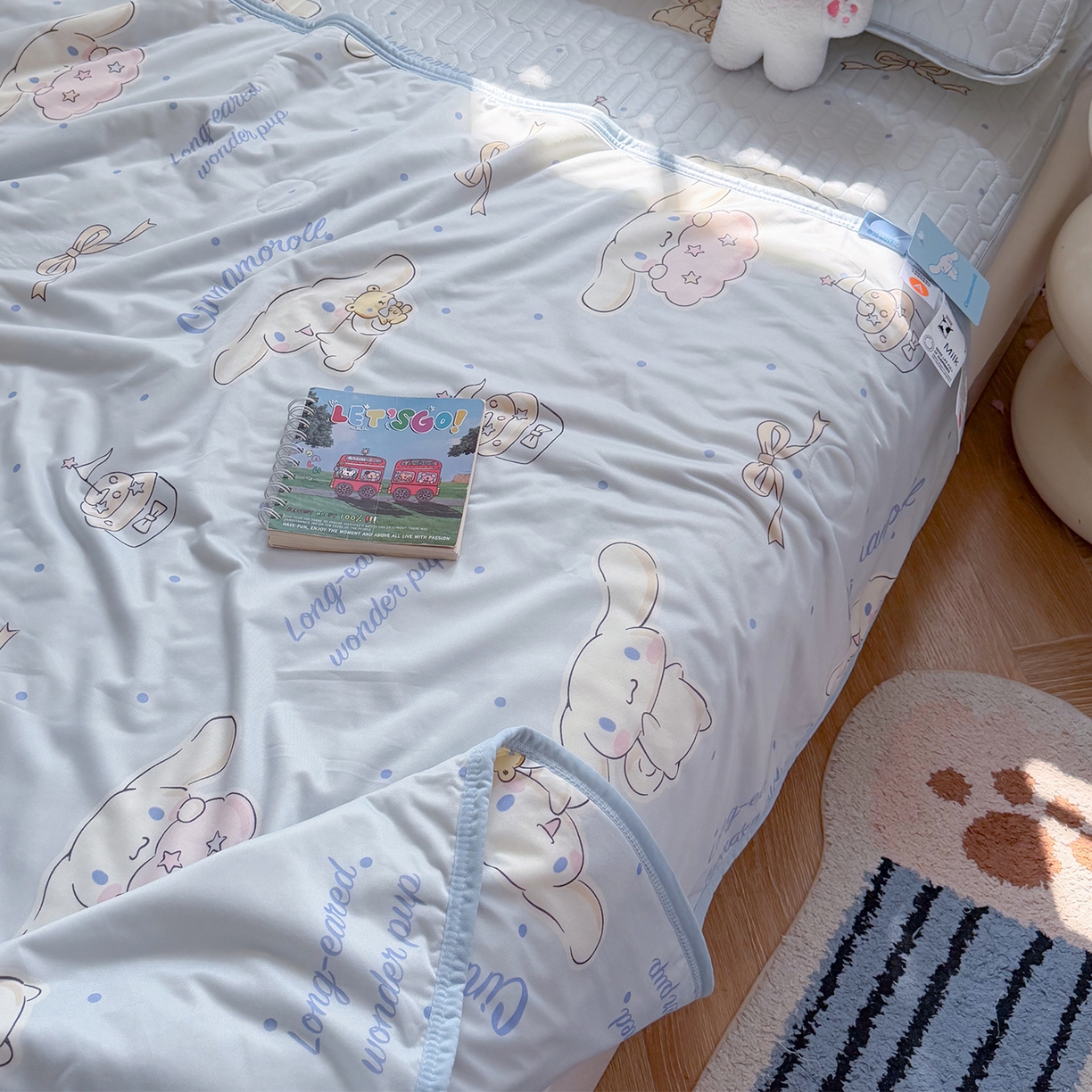 91家纺网 家纺一手货源 找家纺 桃子家居 2026新款A类三丽鸥高品质可组合凉感丝乳胶席牛奶丝针织棉软糯夏被四件套 三丽鸥夏凉-奶油蓝点大耳狗