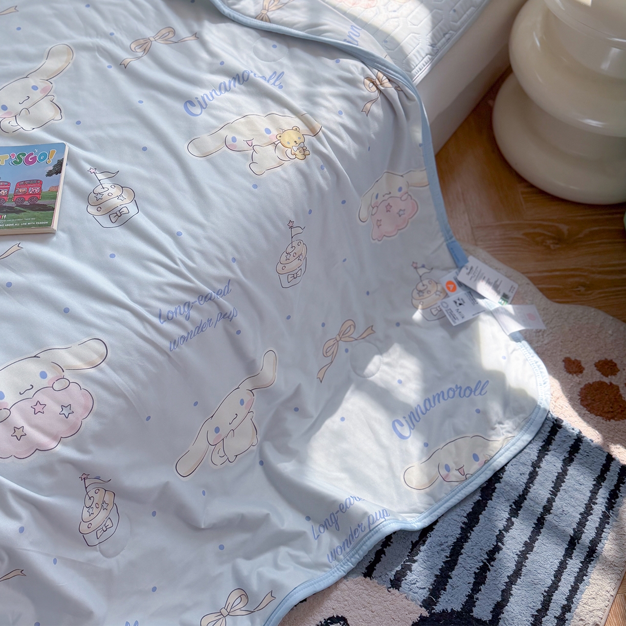 91家纺网 家纺一手货源 找家纺 桃子家居 2026新款A类三丽鸥高品质可组合凉感丝乳胶席牛奶丝针织棉软糯夏被四件套 三丽鸥夏凉-奶油蓝点大耳狗